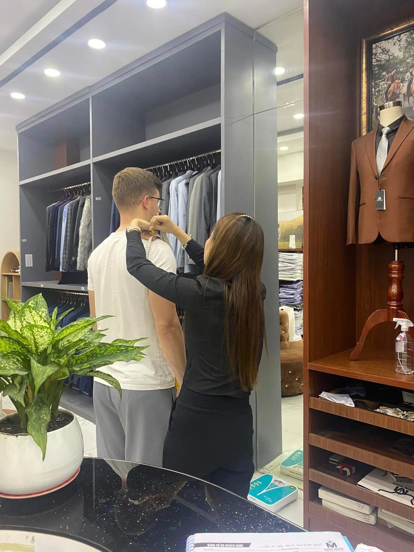 Phóng sự tại showroom — Mon Amie