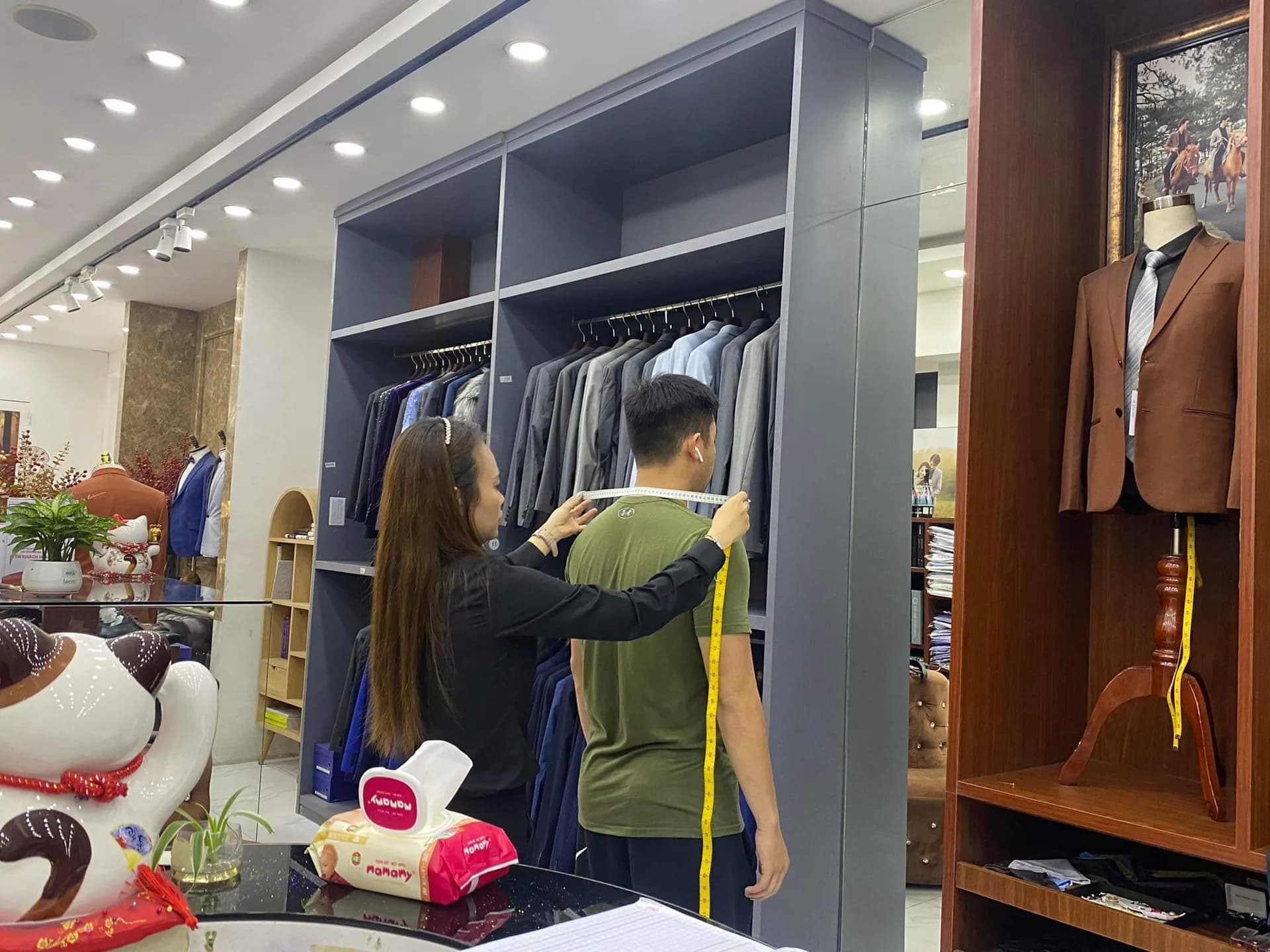 Phóng sự tại showroom — Mon Amie