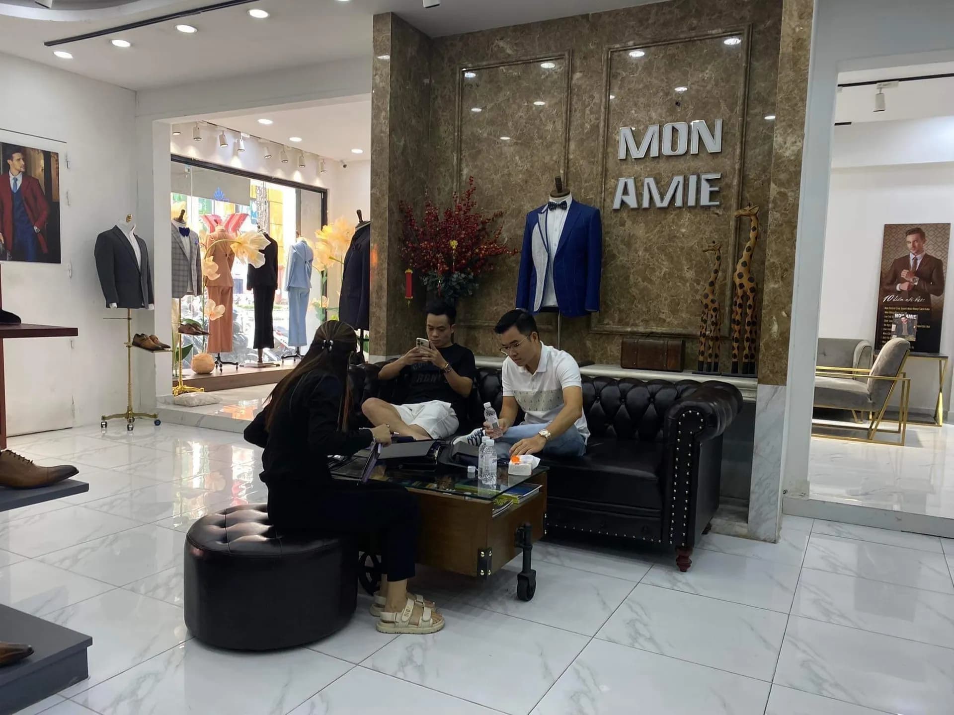 Phóng sự tại showroom — Mon Amie