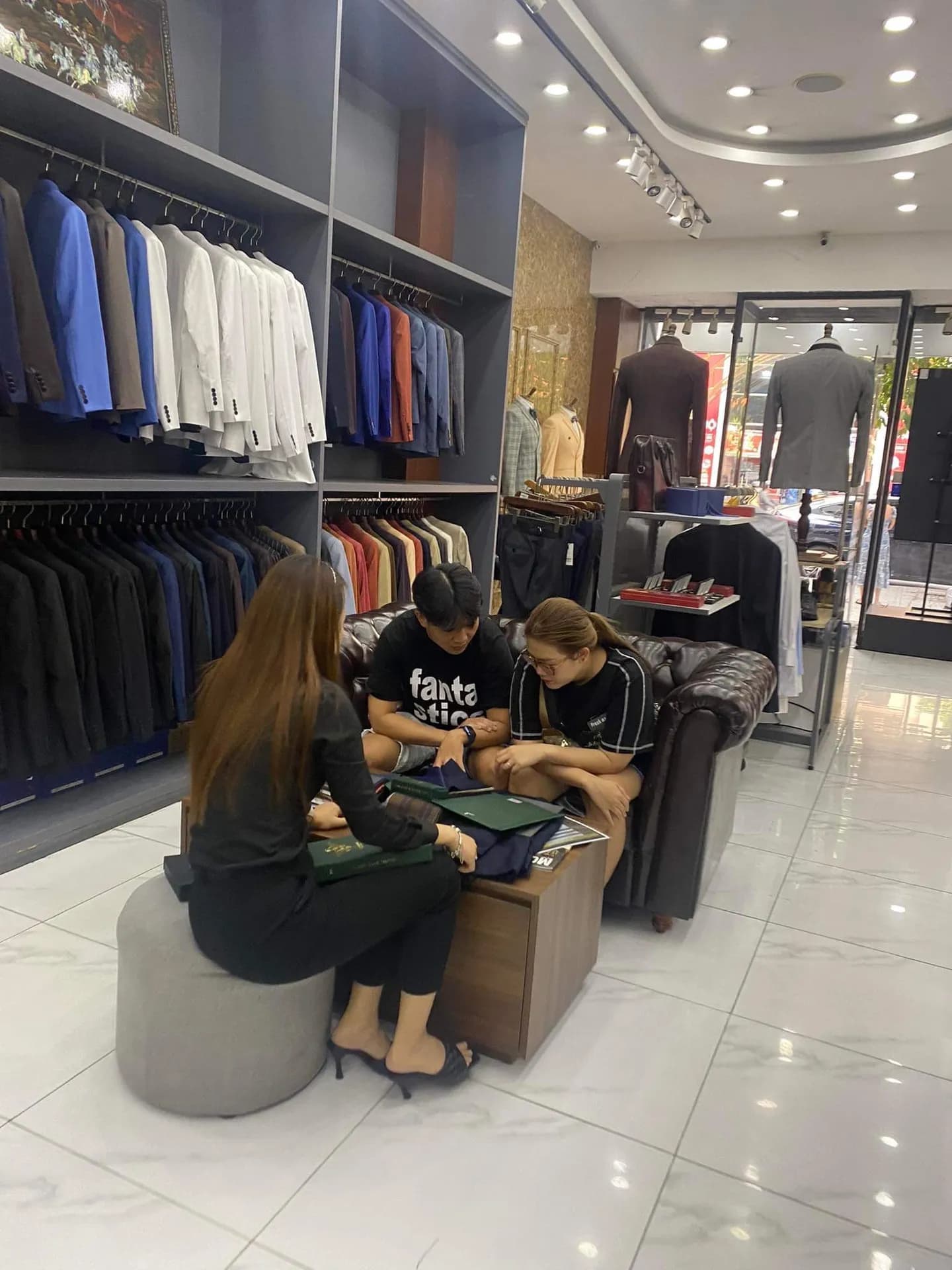 Phóng sự tại showroom — Mon Amie