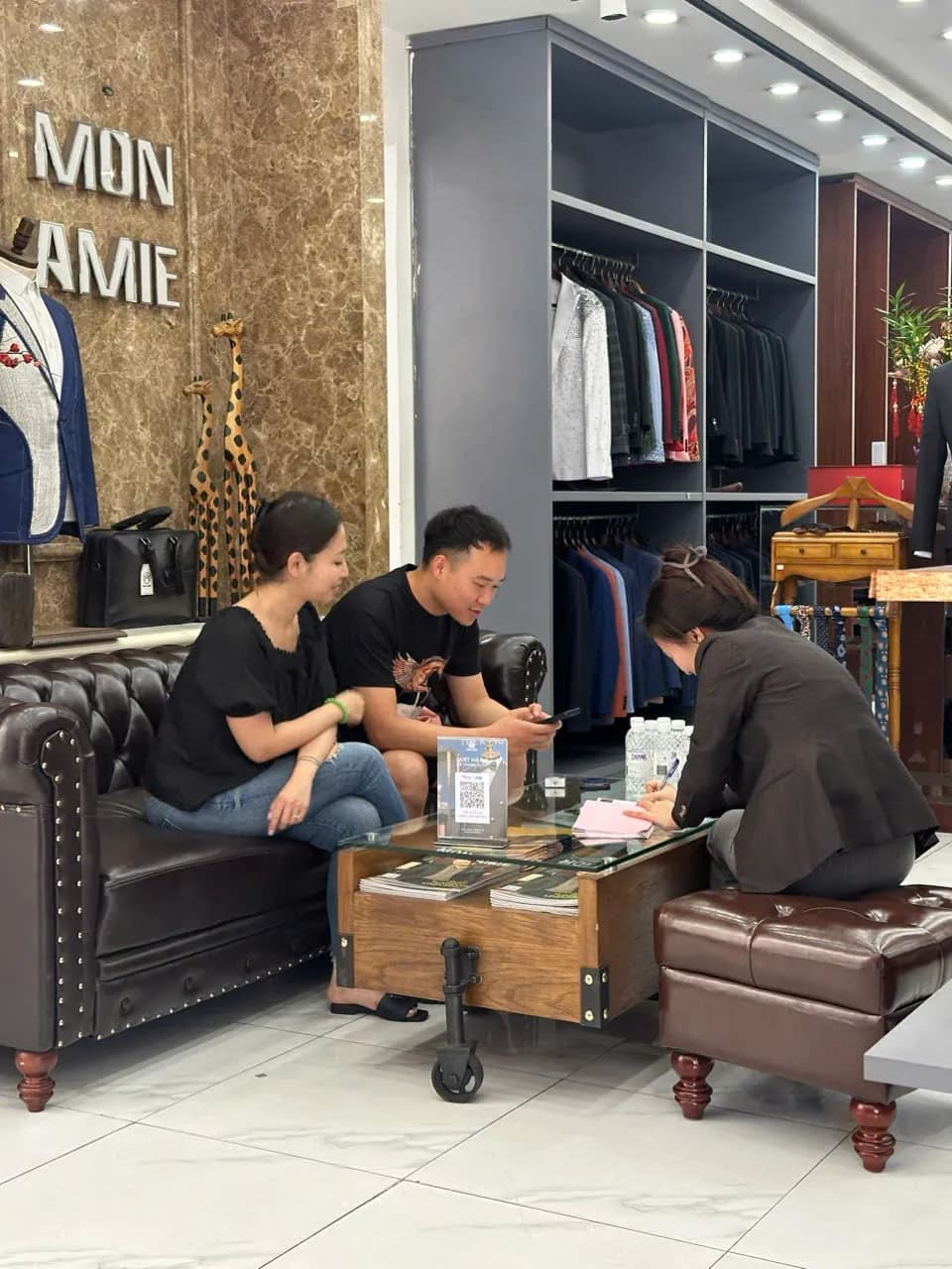 Phóng sự tại showroom — Mon Amie