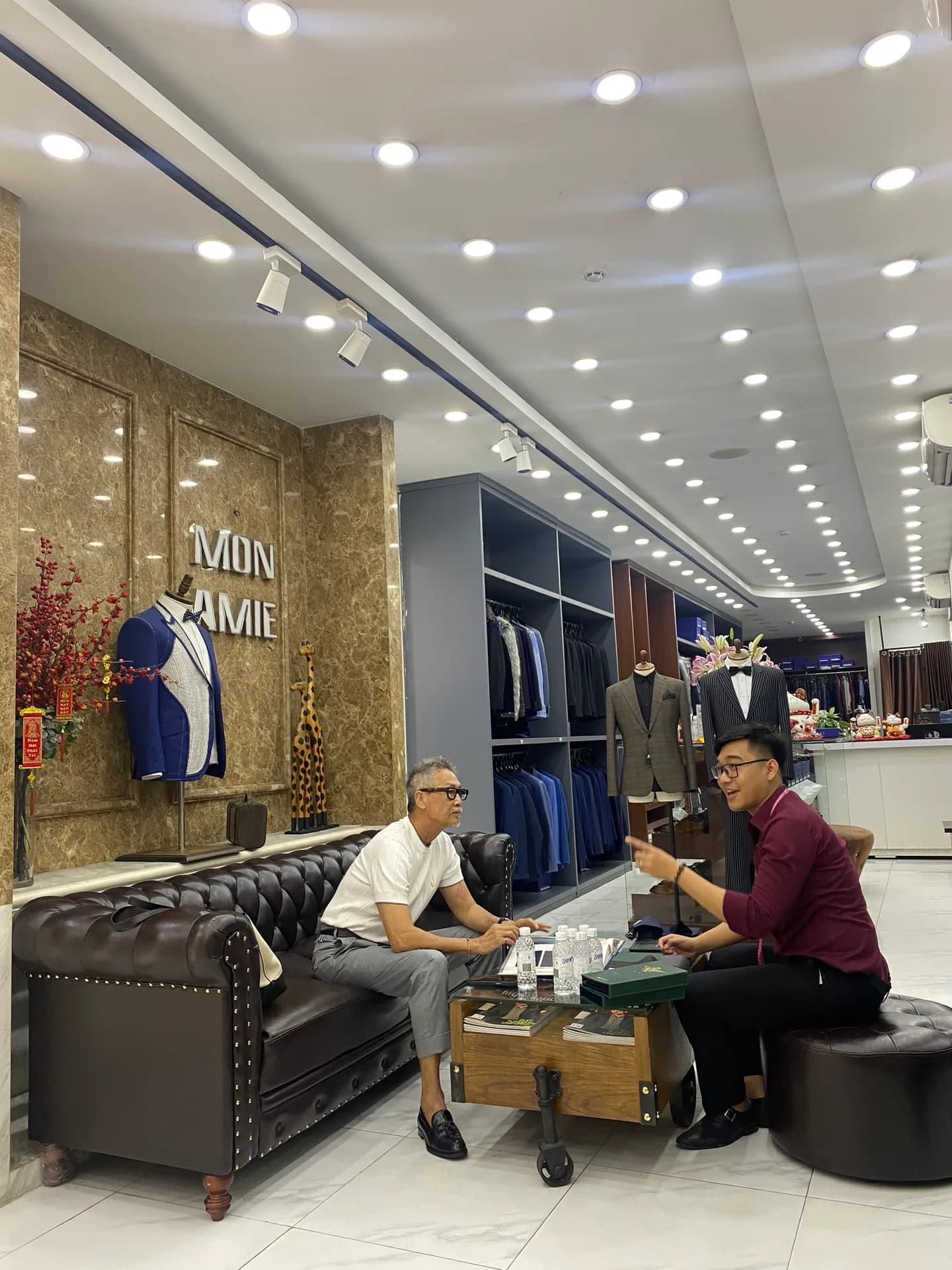 Phóng sự tại showroom — Mon Amie