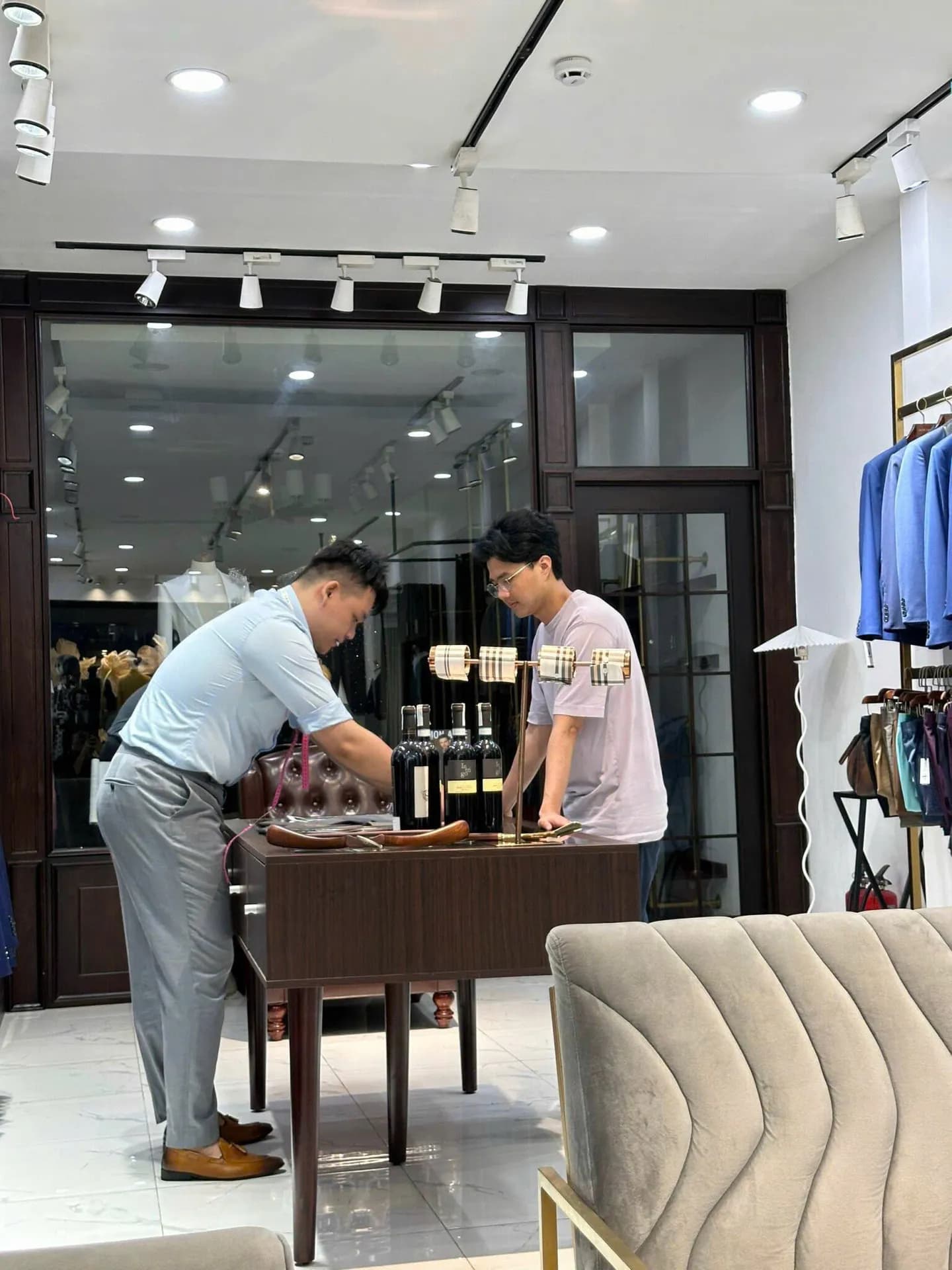 Phóng sự tại showroom — Mon Amie