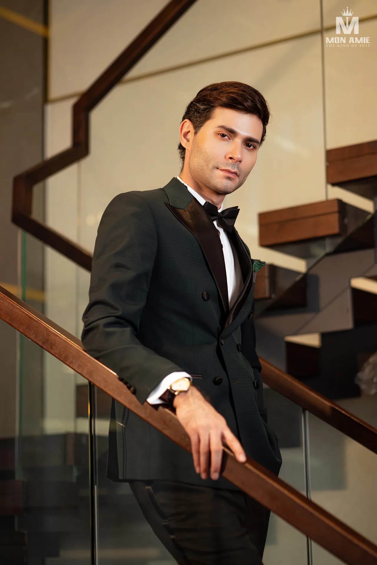 Cận cảnh tuxedo xanh rêu chất vải dệt nổi, ve satin và nơ đen.