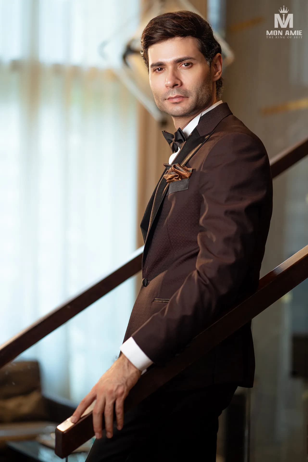 Tuxedo nâu cà phê ve satin đen, nơ đen, khăn cài túi ánh đồng.