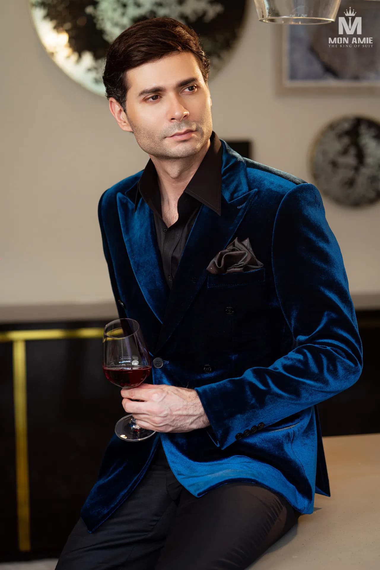 Blazer nhung xanh cobalt cận cảnh, ánh nhìn tự tin, nền nội thất sang trọng