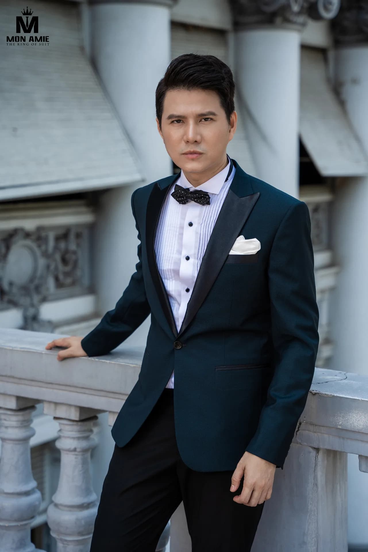 Cận cảnh tuxedo xanh ngọc, sơ mi xếp ly và nơ chấm bi
