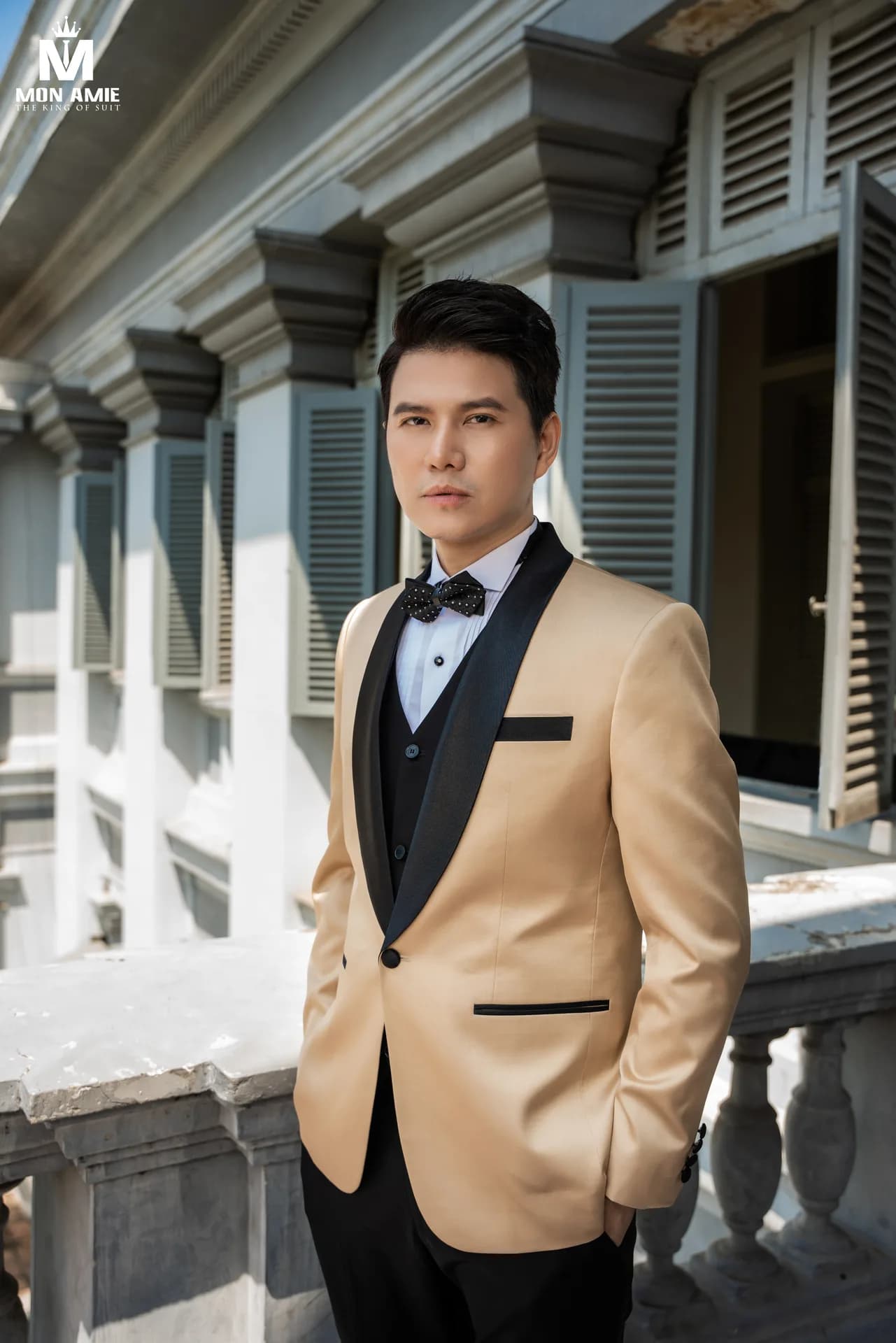 Cận cảnh tuxedo vàng đồng, gile đen và khăn túi