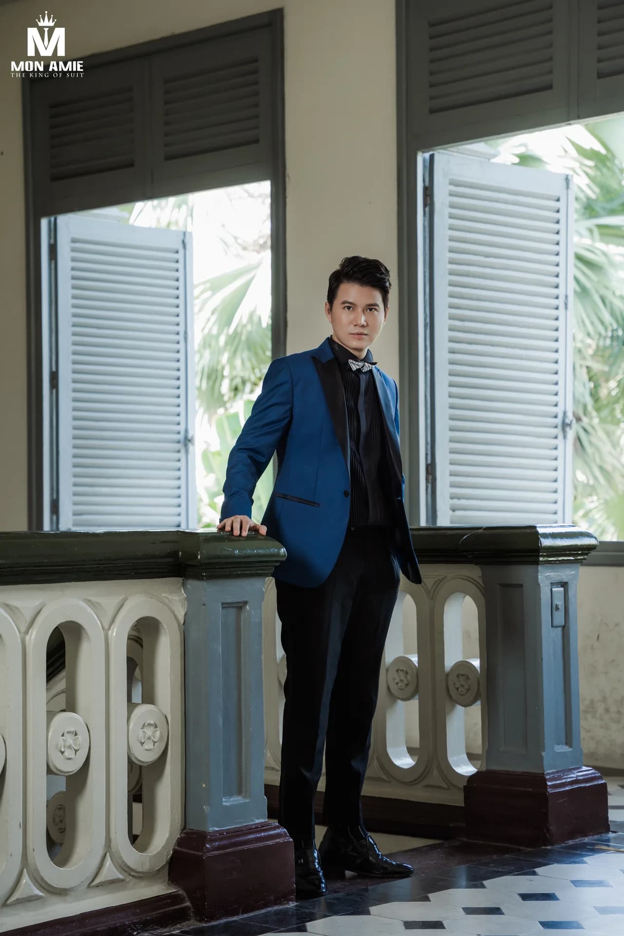 Tuxedo xanh cobalt bên lan can gốm và cửa chớp gỗ