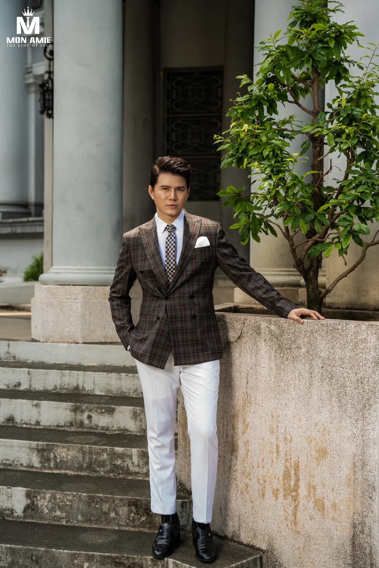 Suit caro nâu tựa bờ tường, bậc thang đá rêu