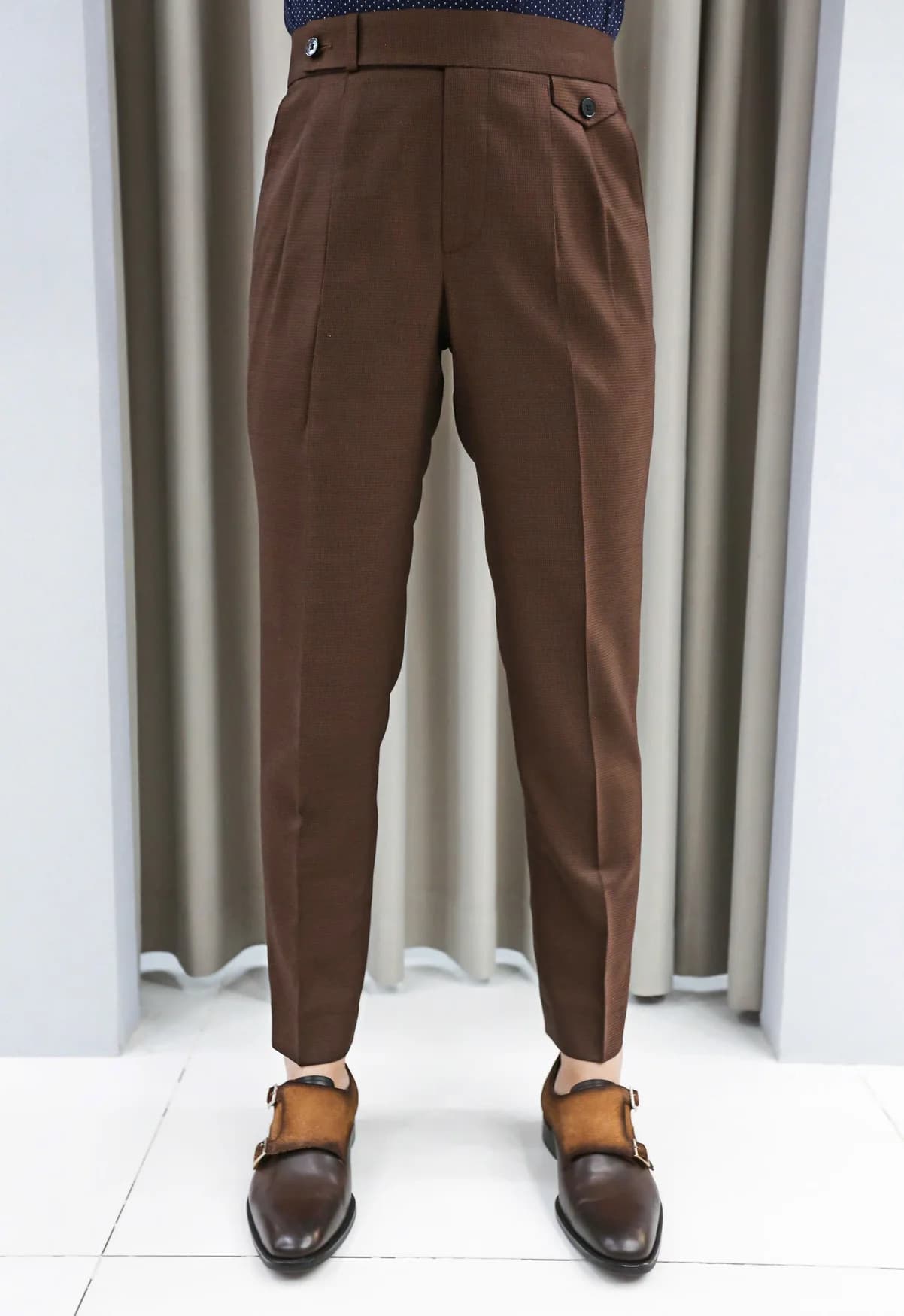 Nam mặc quần tây nâu cạp cao và giày monkstrap nâu, minh họa quần tây nam cho người béo bụng