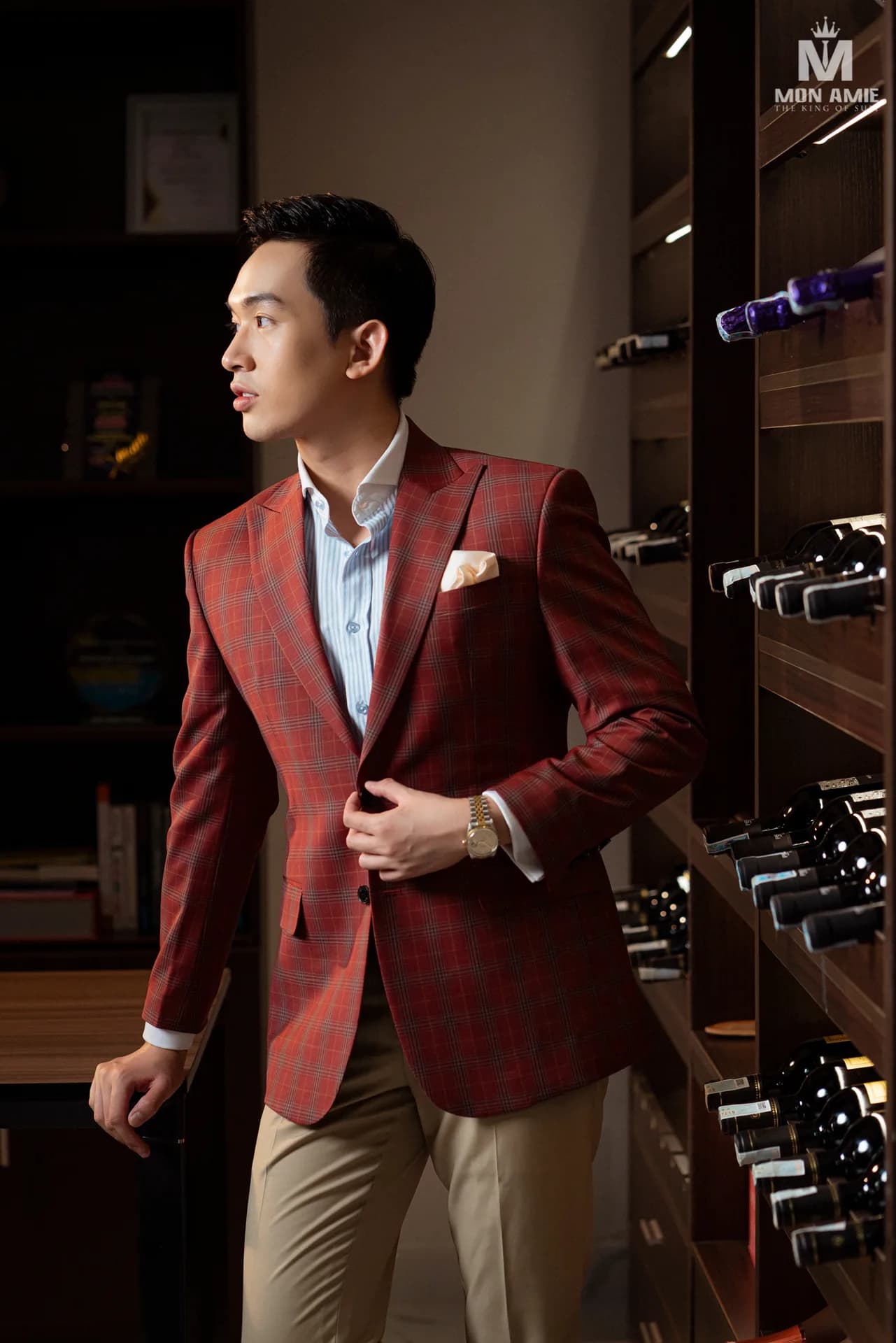 Blazer caro đỏ gạch phối quần be, khăn túi kem, bên kệ rượu vang