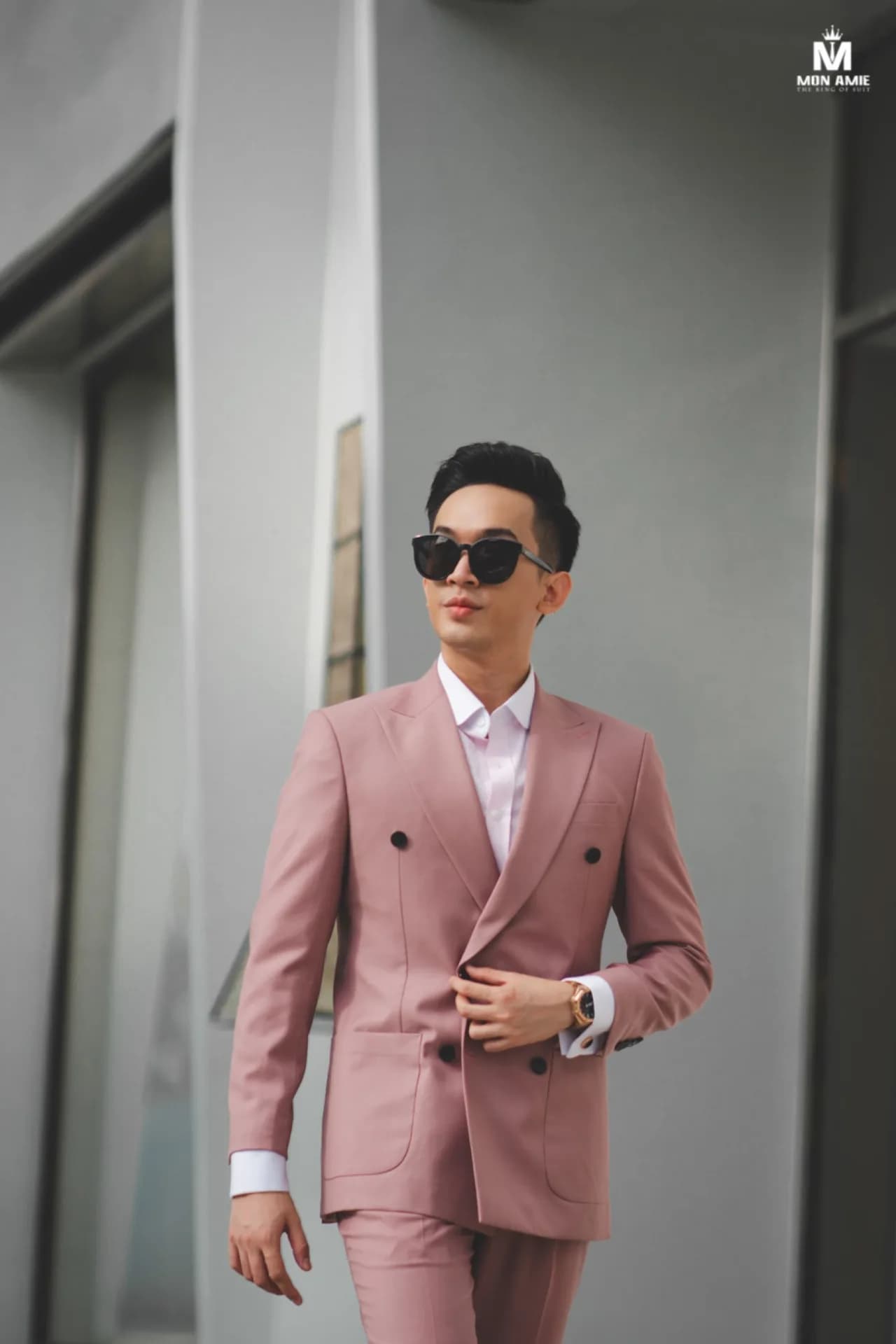 Vest hồng cài hai hàng khuy, sơ mi trắng, kính đen, bước đi tự tin