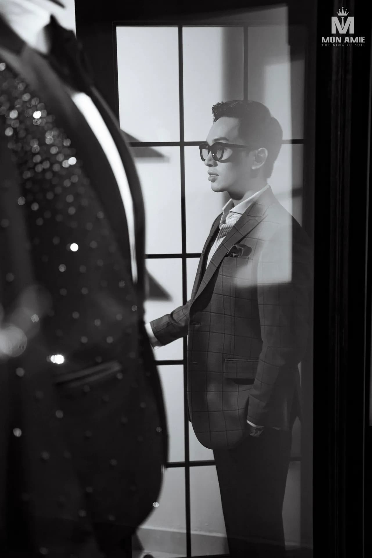 Ảnh đen trắng nghệ thuật, tuxedo kim sa và người mẫu bên khung cửa kính