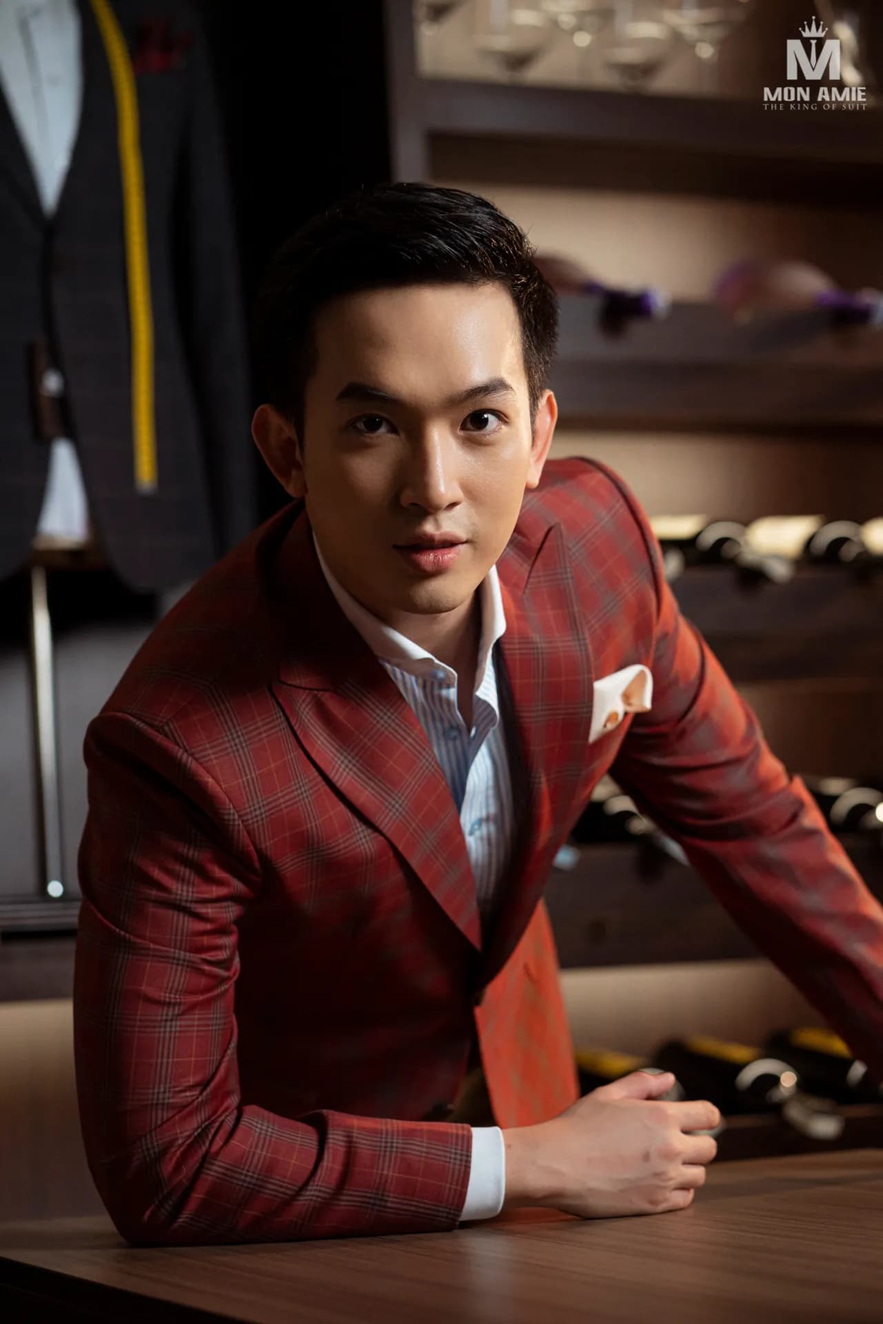 Blazer đỏ gạch kẻ ô, khăn cài túi trắng, cận cảnh bên tủ rượu