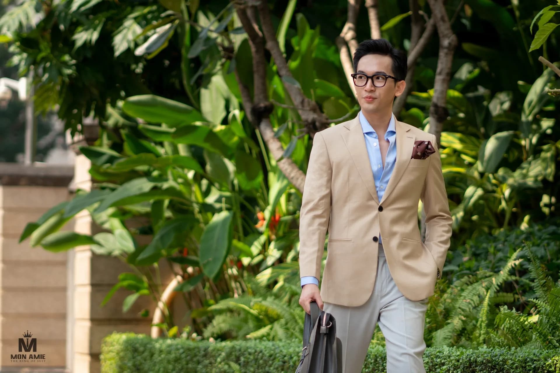 Blazer be phối sơ mi xanh nhạt, cặp da xám, dạo bước giữa khu vườn
