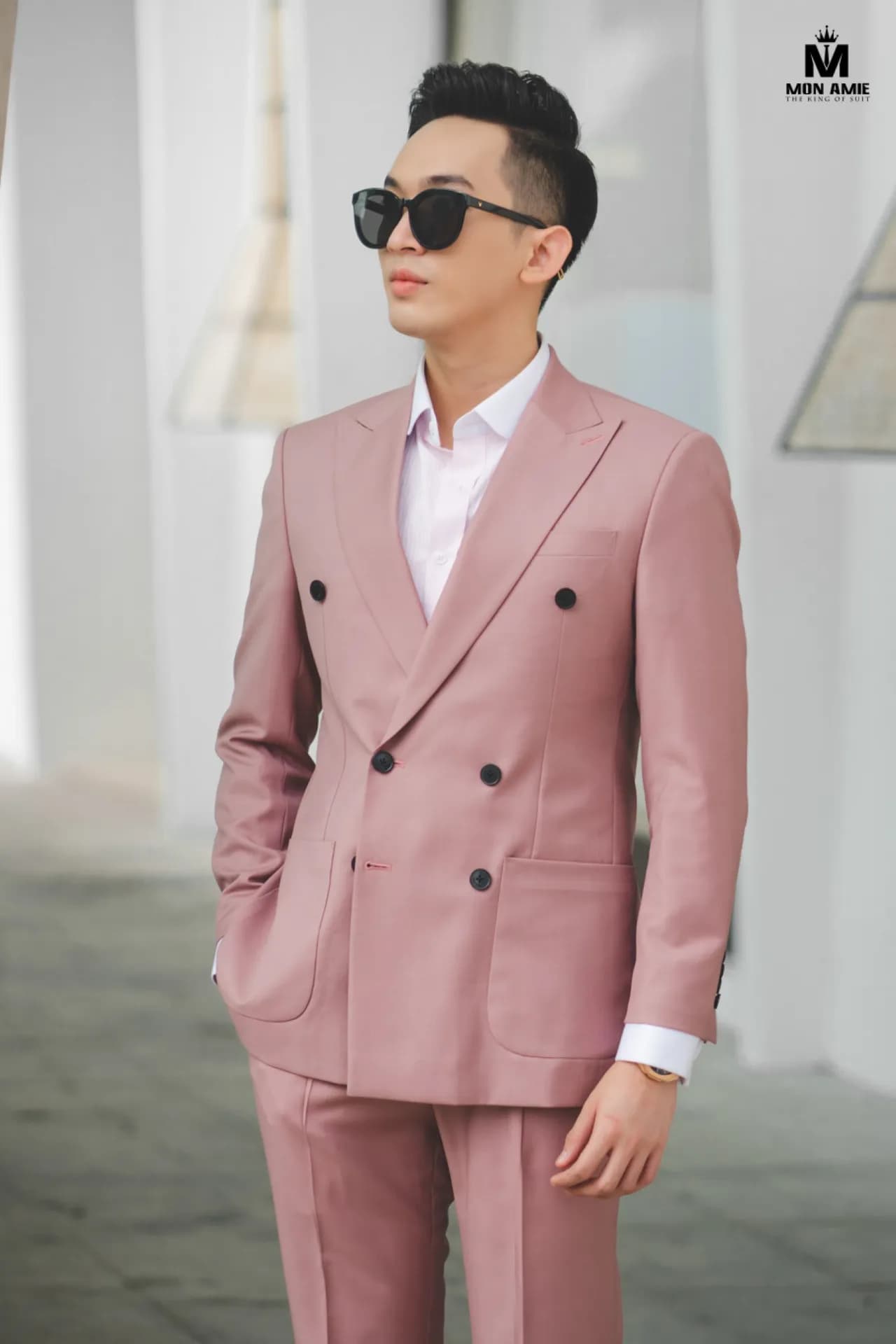 Suit hồng phấn hai hàng khuy, kính râm, nghiêng mặt cận cảnh