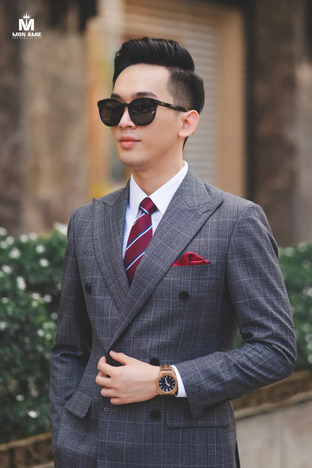 Suit hai hàng khuy xám caro, cà vạt sọc đỏ, kính râm, cận cảnh