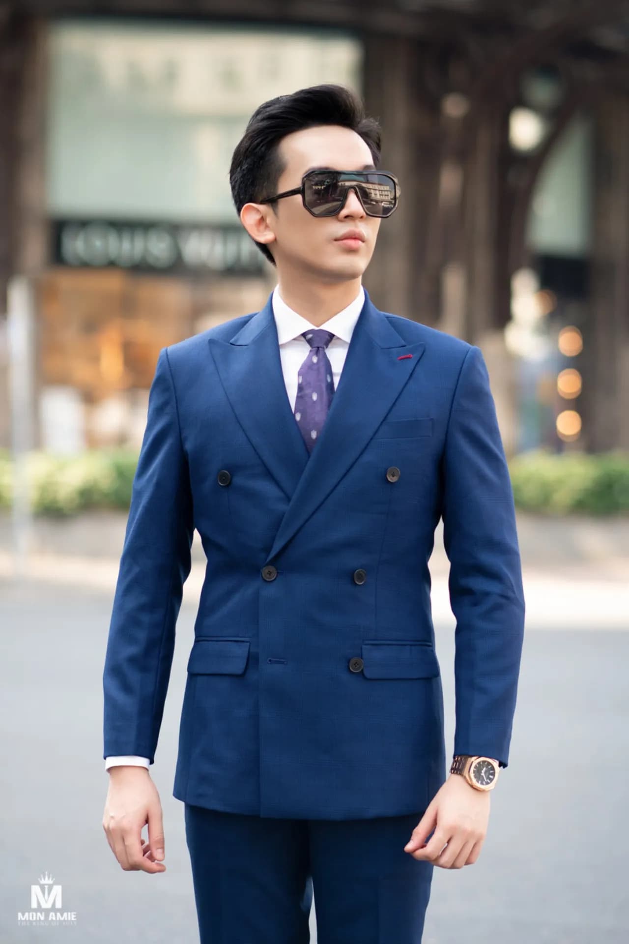 Suit xanh royal hai hàng khuy, kính râm, đứng giữa phố