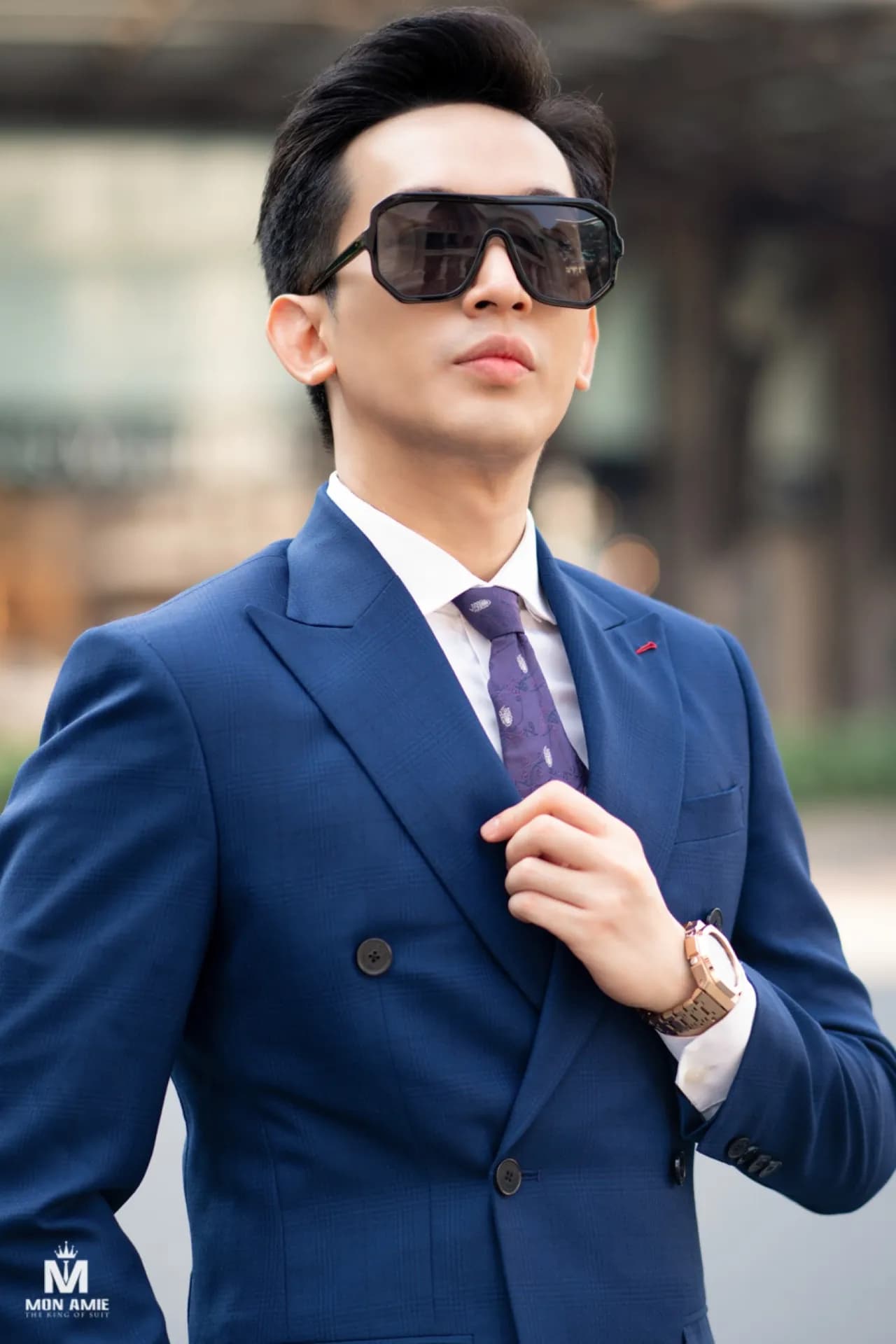 Suit xanh royal, kính râm, chỉnh cà vạt cận cảnh