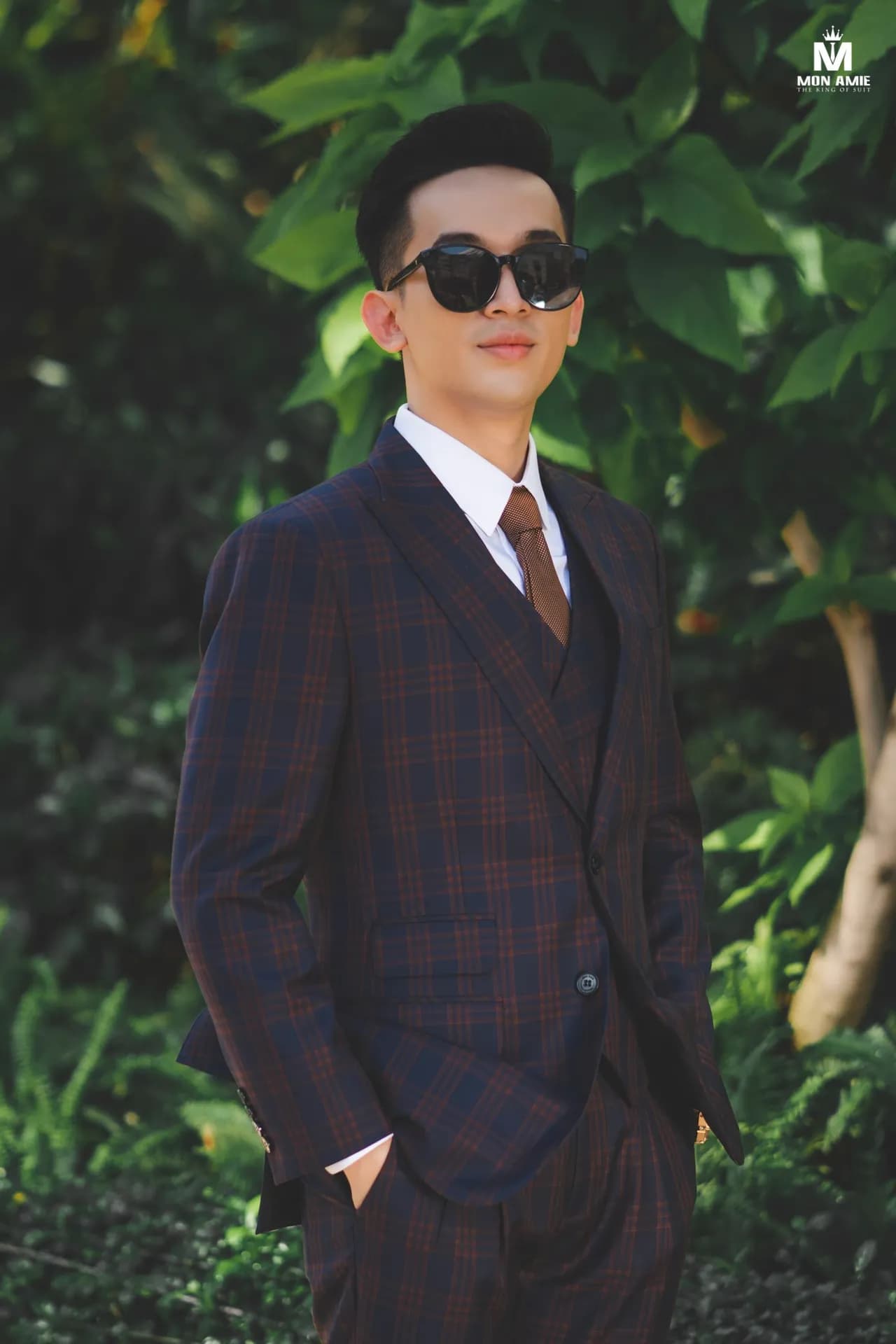 Suit caro xanh tím cận cảnh, cà vạt nâu, kính râm
