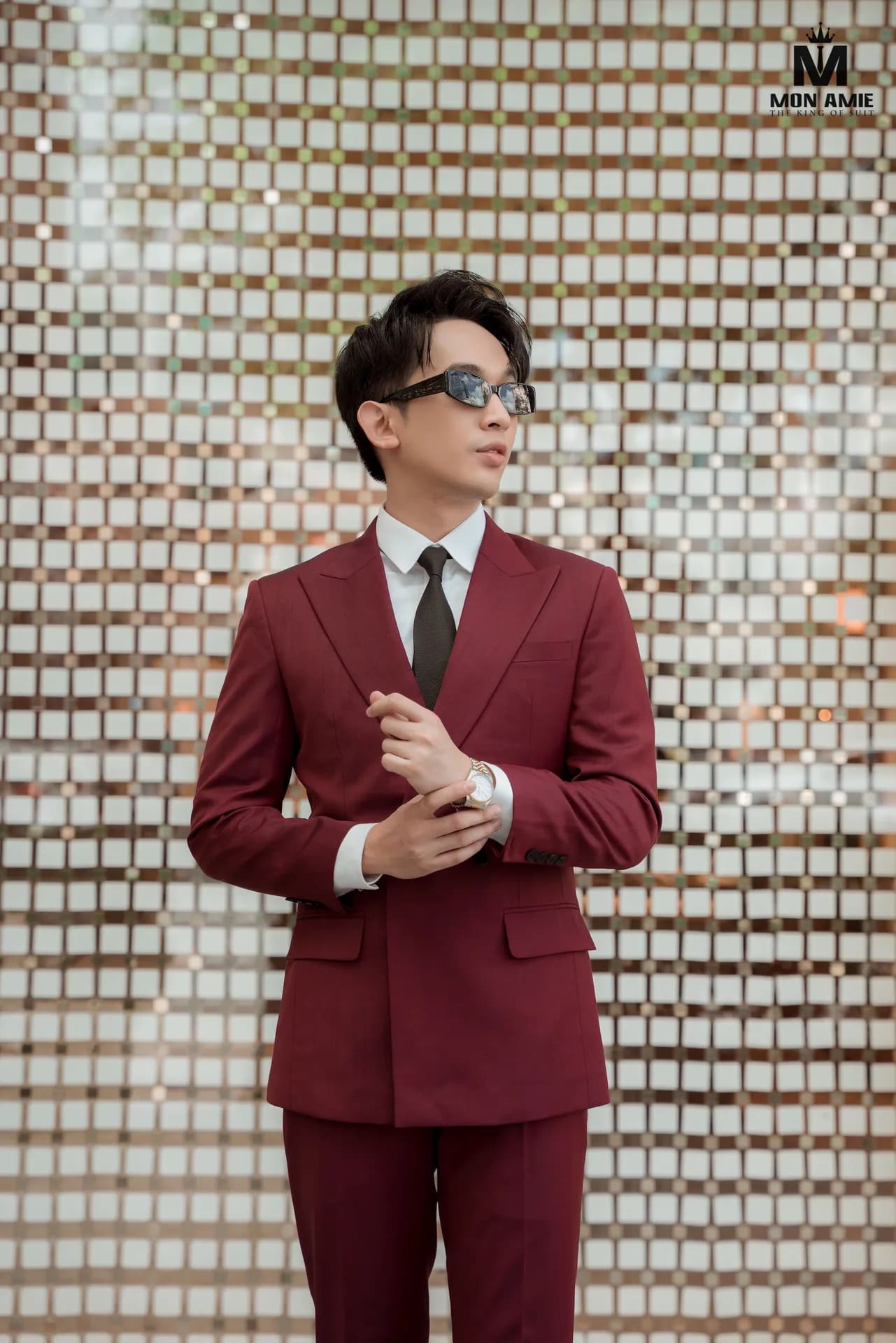 Suit hai hàng khuy đỏ đô, kính râm, chỉnh măng sét, nền tường họa tiết