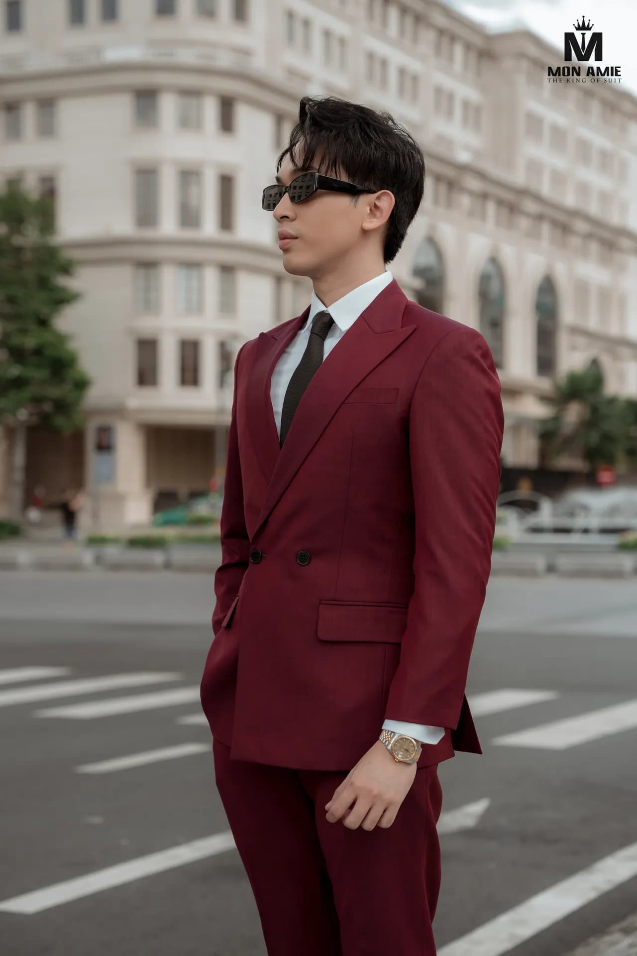 Suit hai hàng khuy đỏ đô, kính râm, cận cảnh trên phố