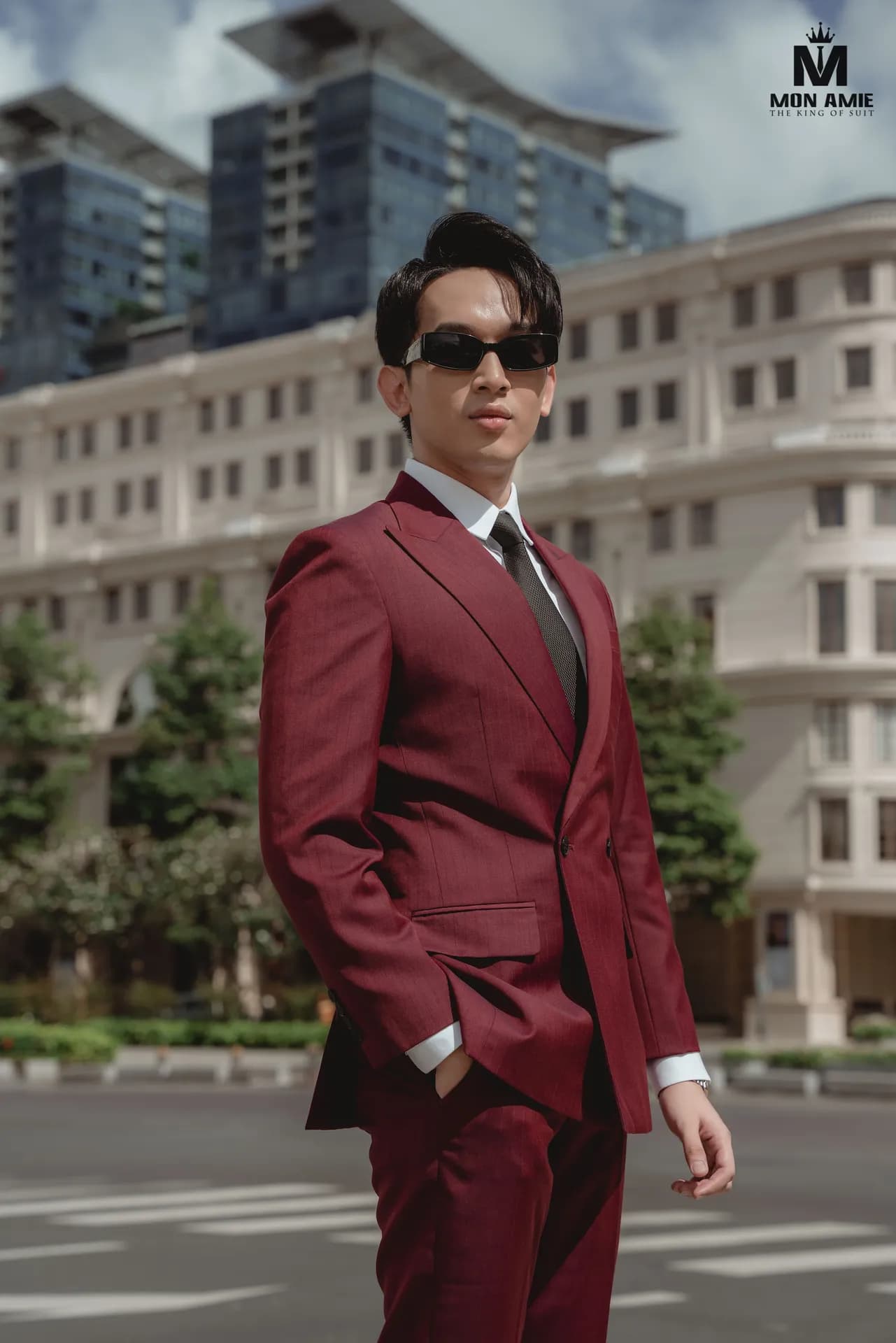 Suit hai hàng khuy đỏ đô, nghiêng người cận cảnh, nền phố