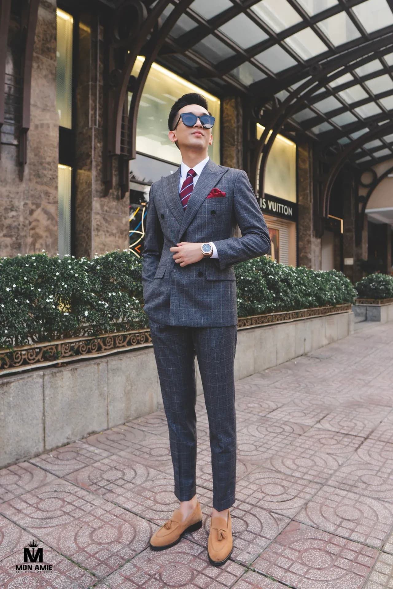 Suit hai hàng khuy xám xanh, kính râm, đứng toàn thân trên vỉa hè