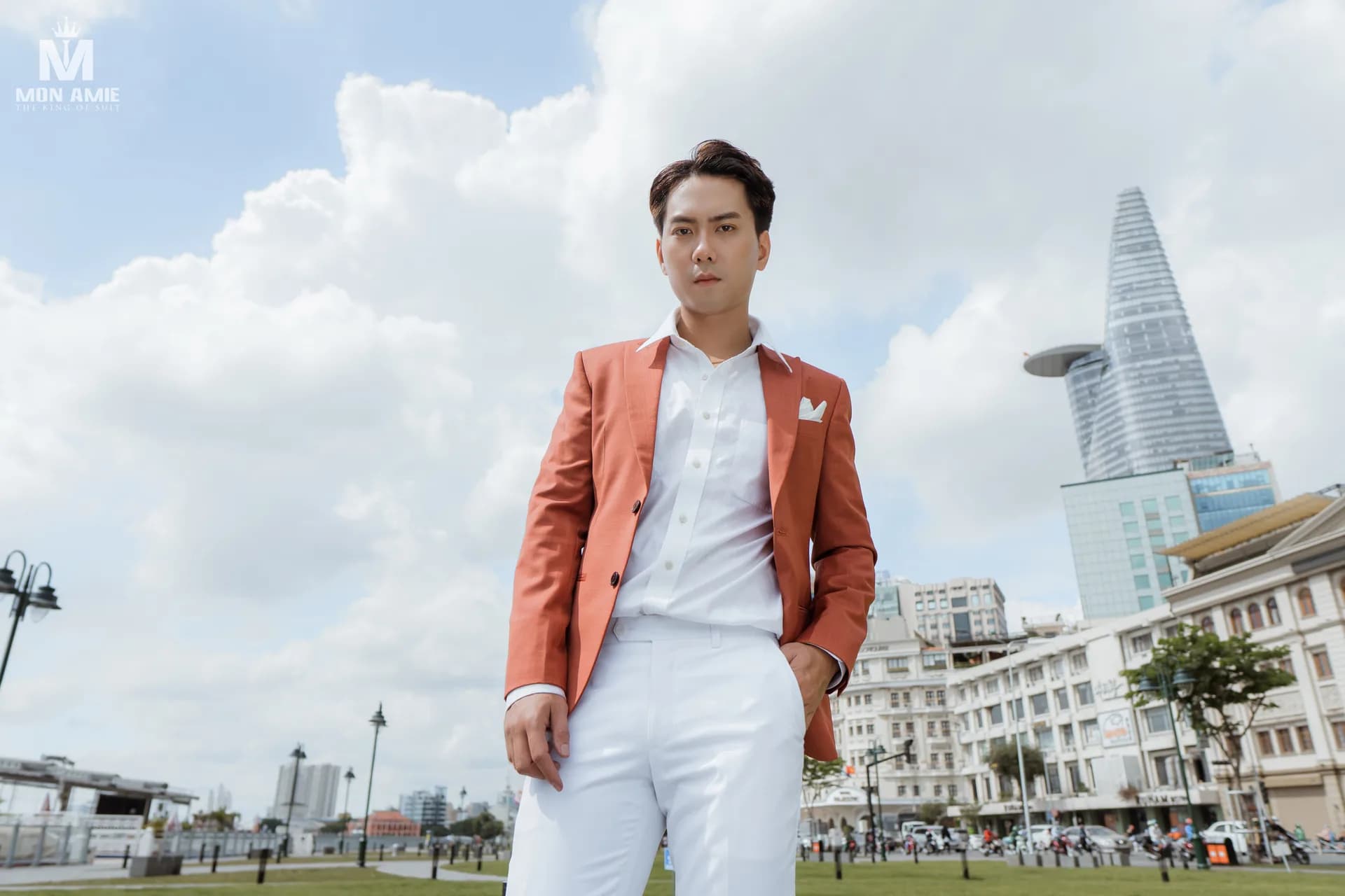 Blazer cam đất góc thấp, khăn cài túi trắng và mây trời