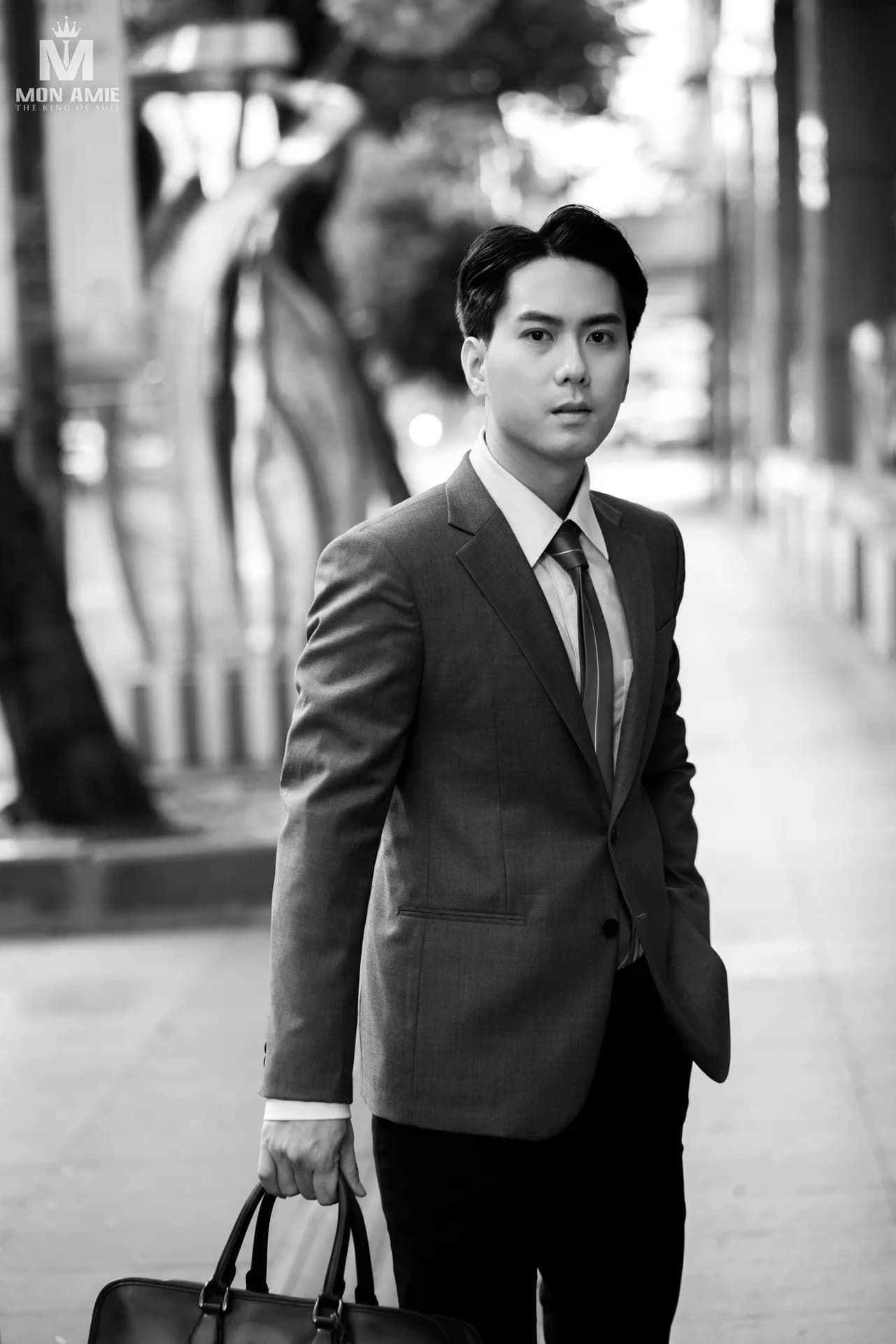 Ảnh đen trắng, suit xám bước trên vỉa hè phố