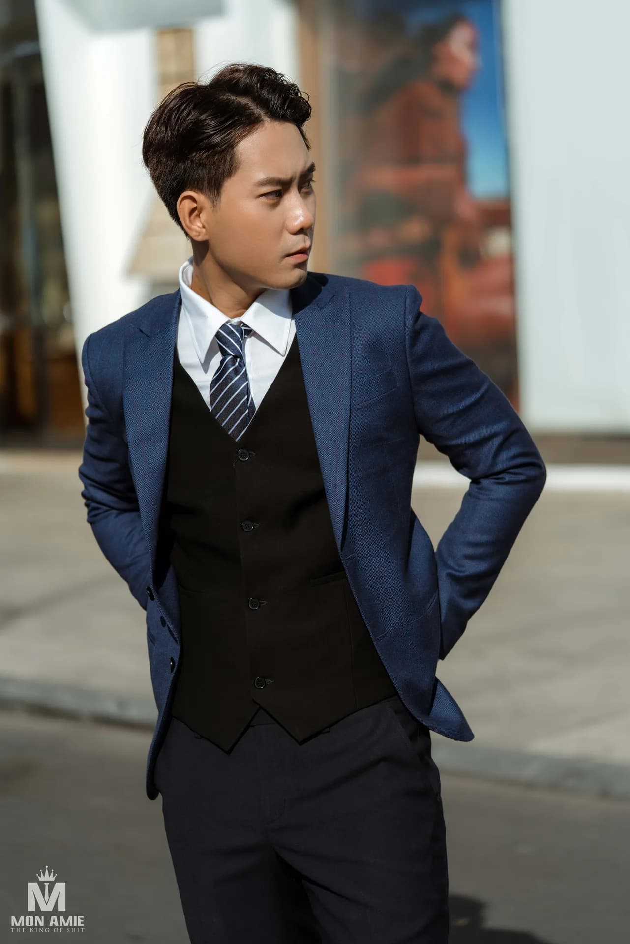 Suit navy phối gile đen, dáng nghiêng cá tính