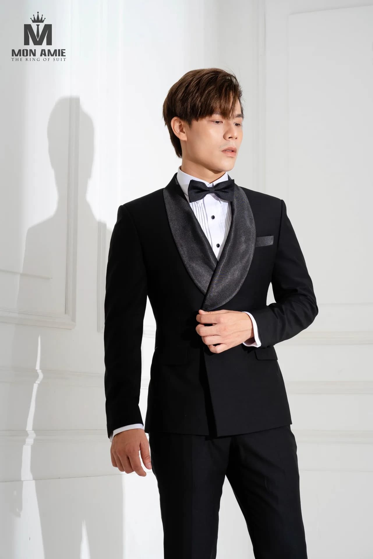Tuxedo đen cổ shawl phối nhung xám, nơ đen và sơ mi ngực xếp ly.