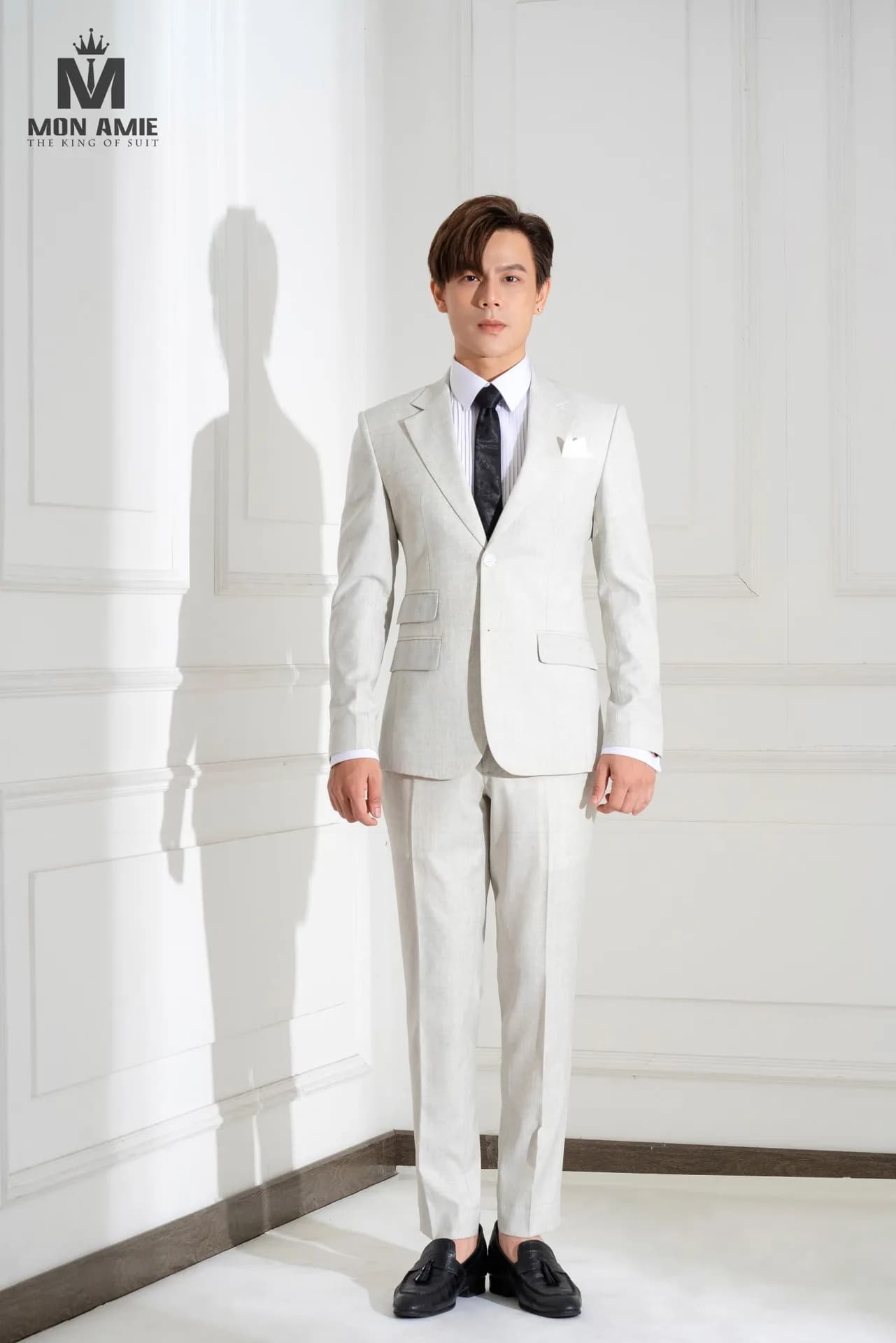 Suit be sáng chất vải lanh, một hàng khuy, phong cách thanh lịch ban ngày.