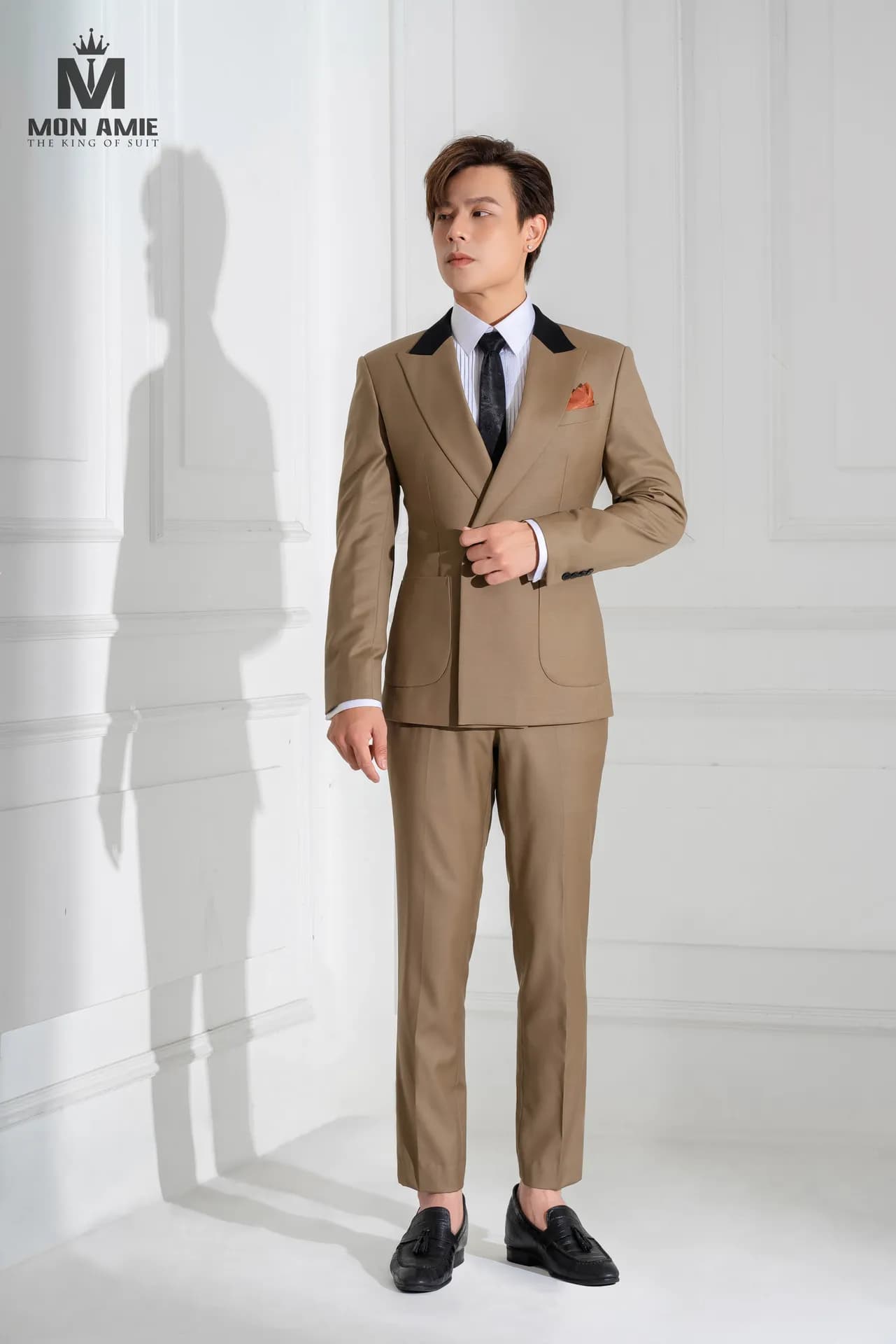 Suit hai hàng khuy nâu cổ nhung đen, giày loafer