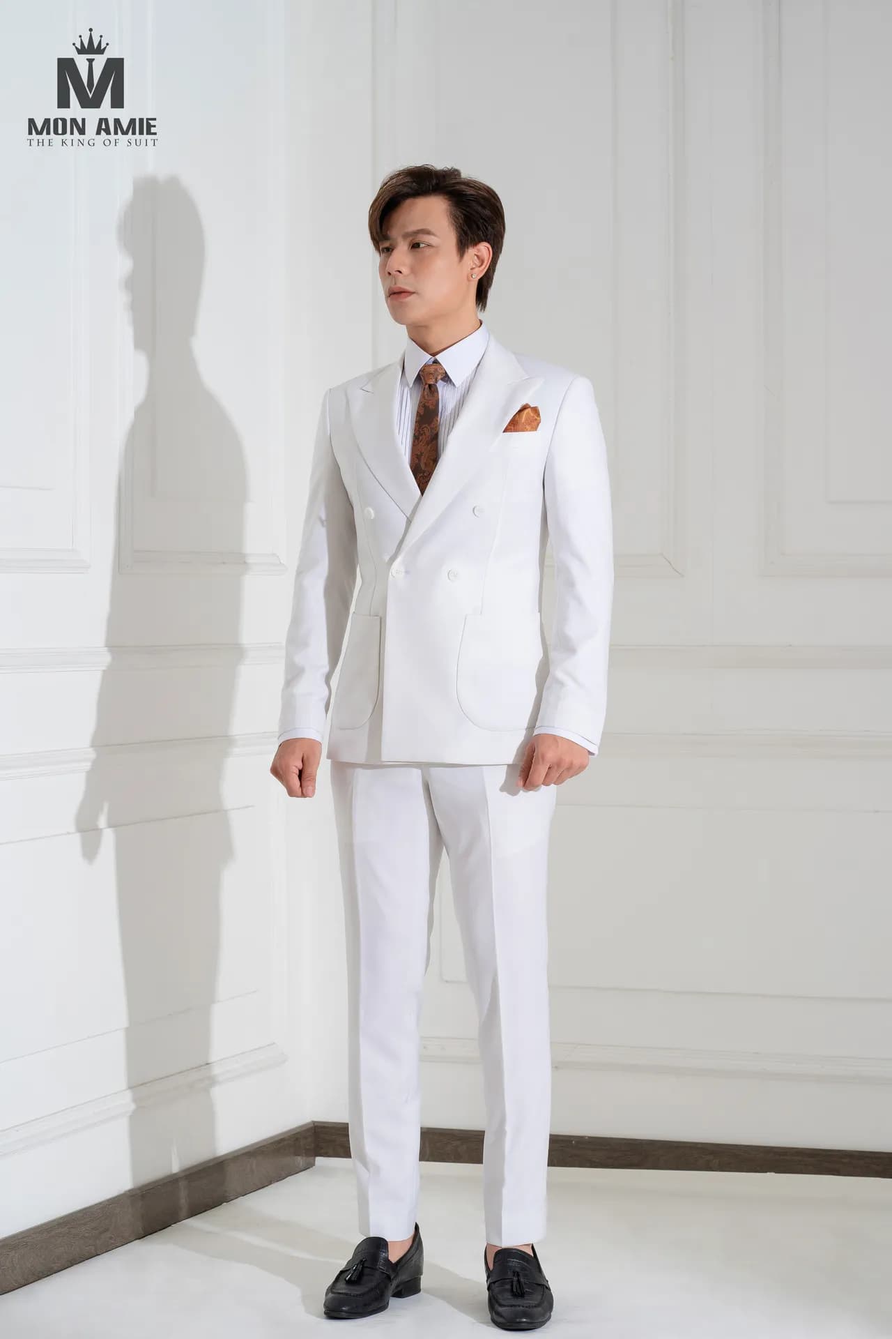 Suit trắng hai hàng khuy toàn thân, nền tường trắng