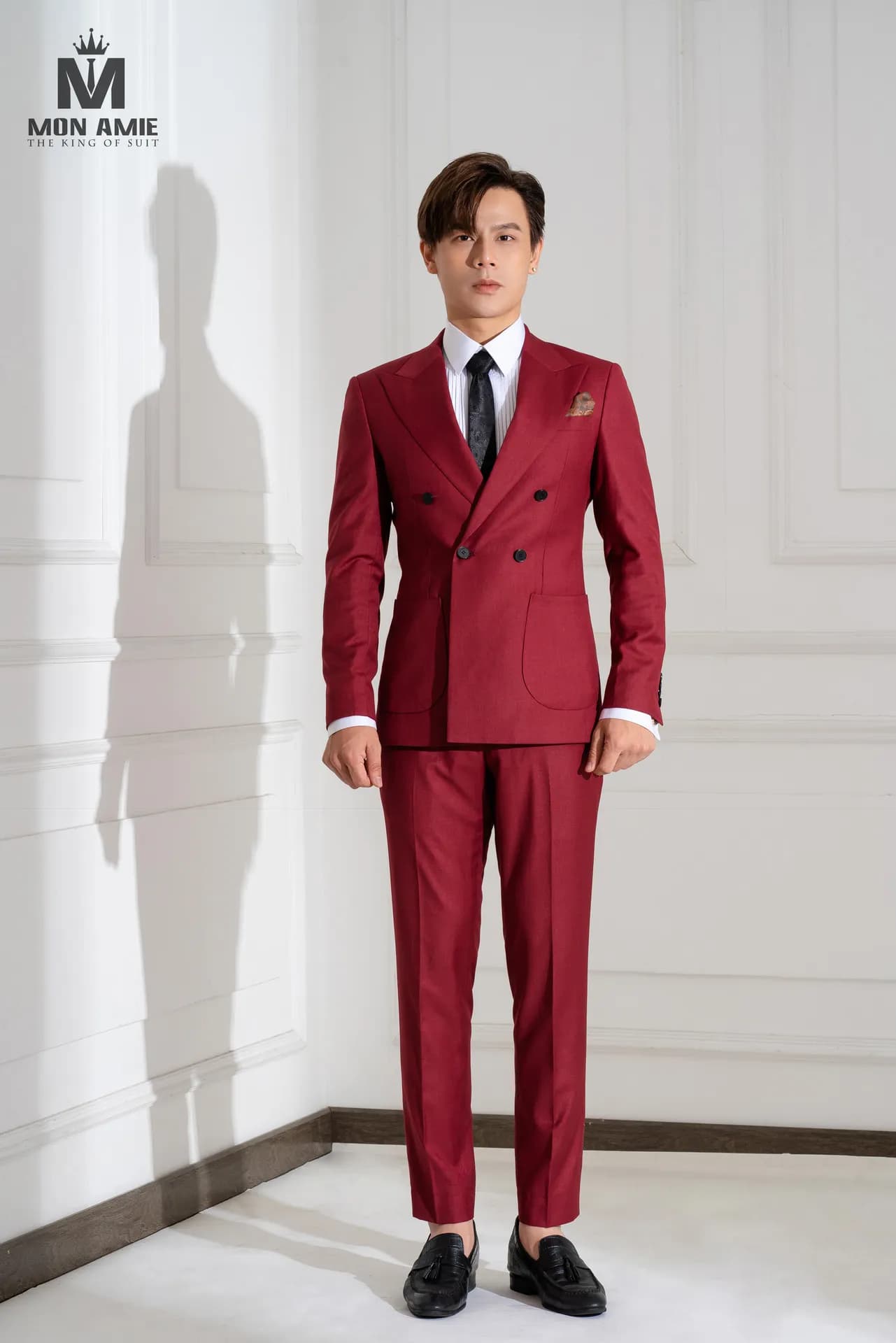 Suit hai hàng khuy đỏ đô, loafer đen, đứng toàn thân