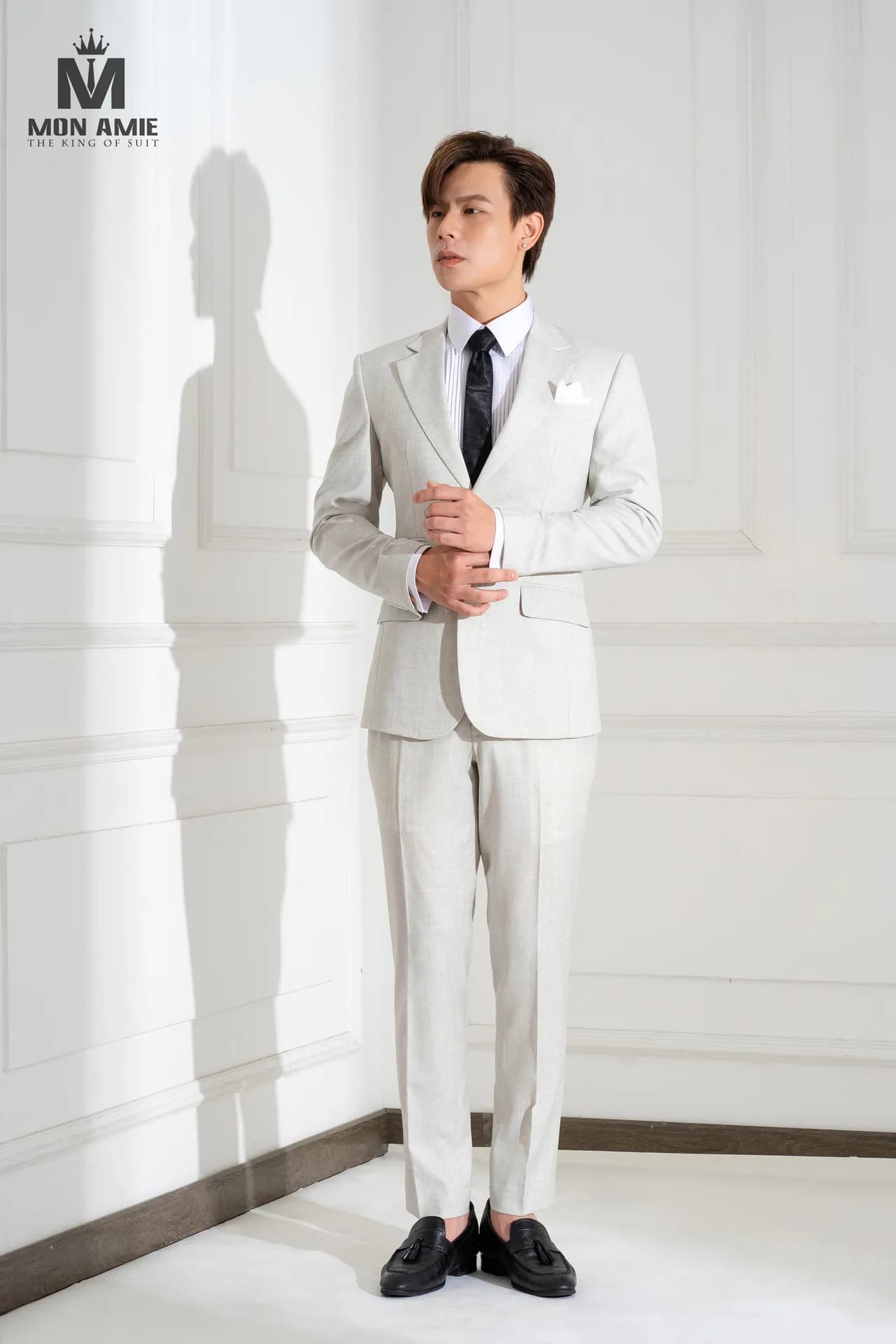 Suit trắng ngà một hàng khuy, sơ mi trắng, đứng toàn thân