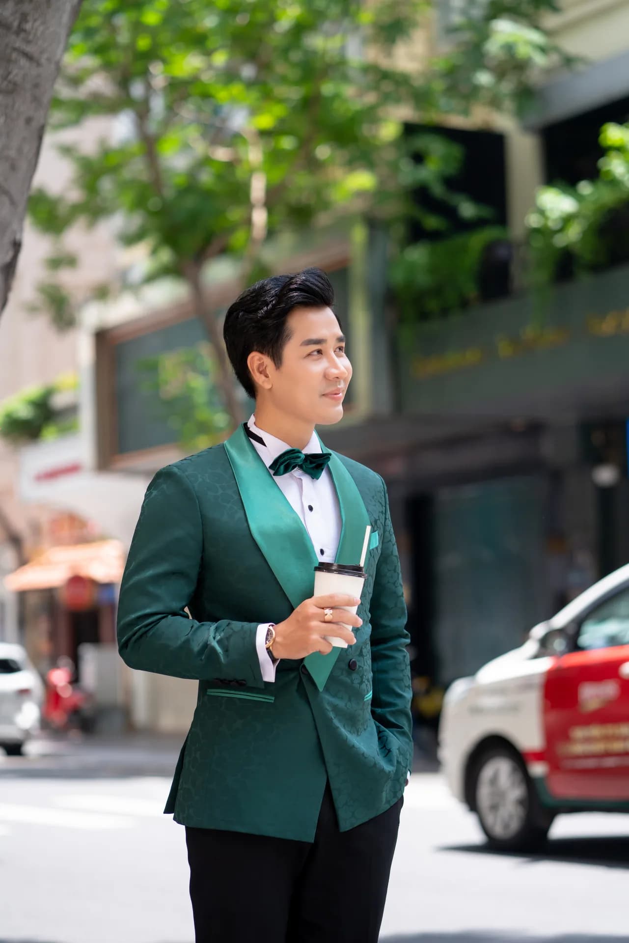 Tuxedo jacquard xanh ngọc, ve lụa, nơ xanh cùng tông