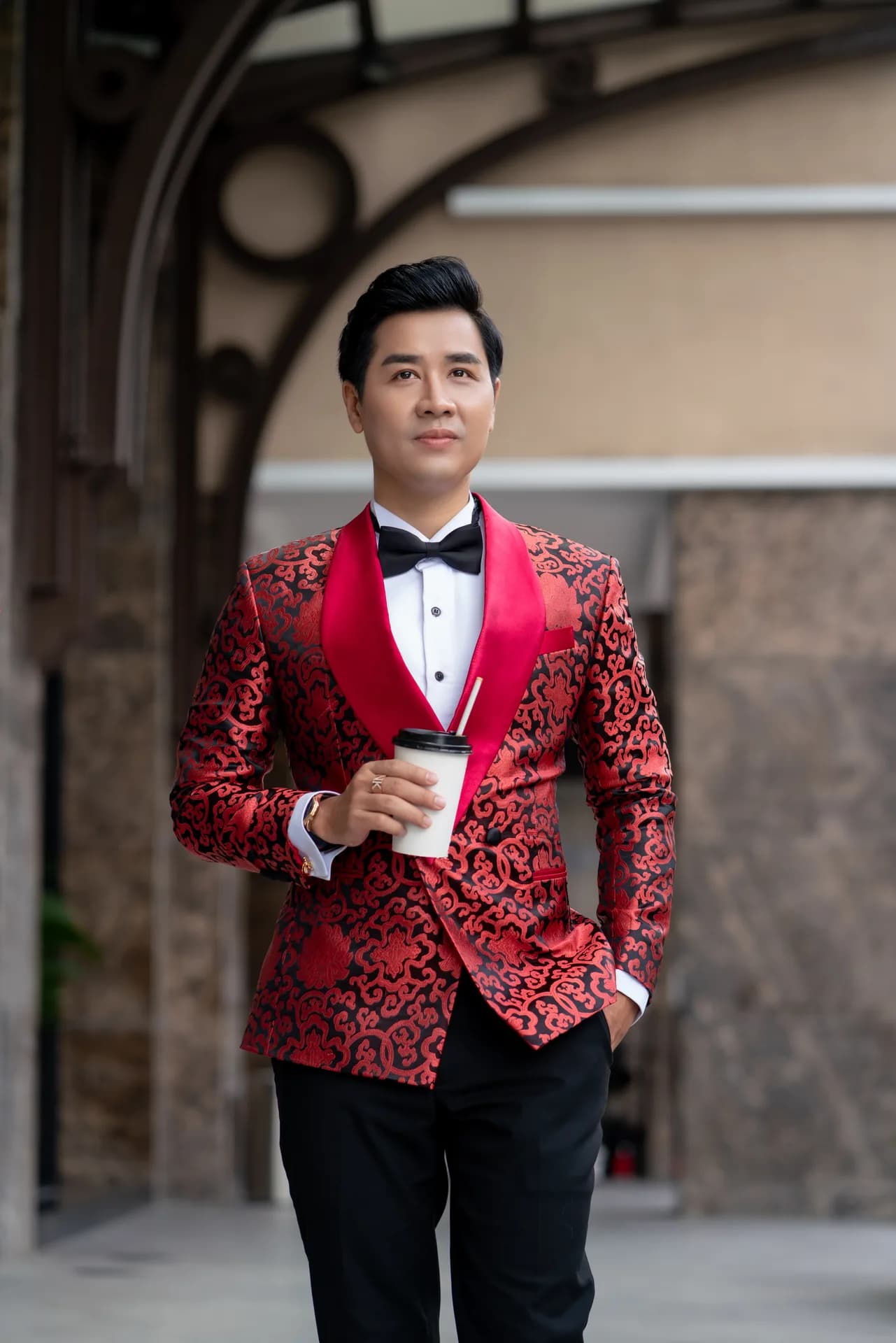Tuxedo jacquard đỏ hoa văn cổ điển, ve satin, nơ đen