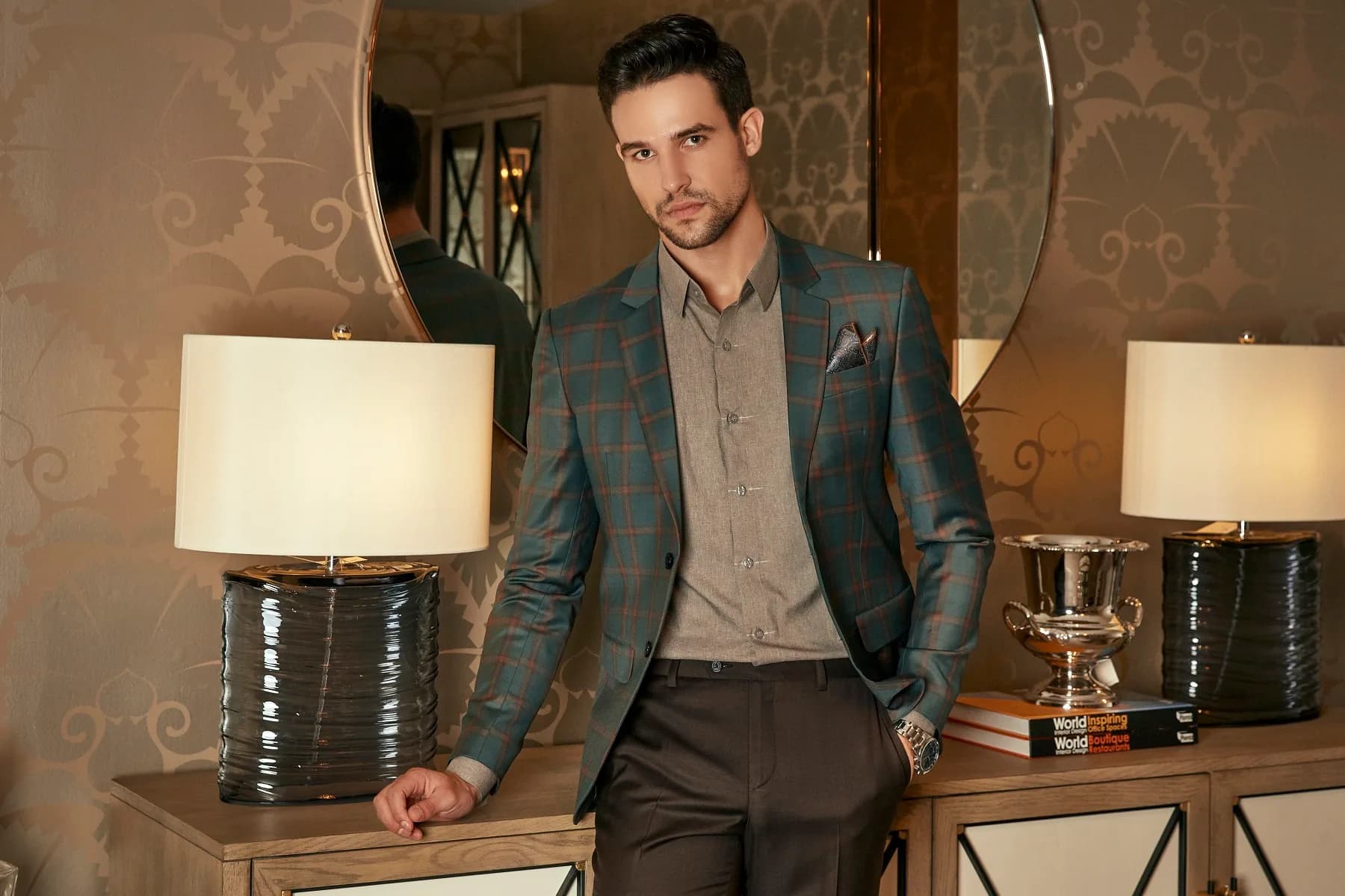 Blazer caro xanh cam, sơ mi lanh nâu, quần nâu, dáng tựa tủ gỗ