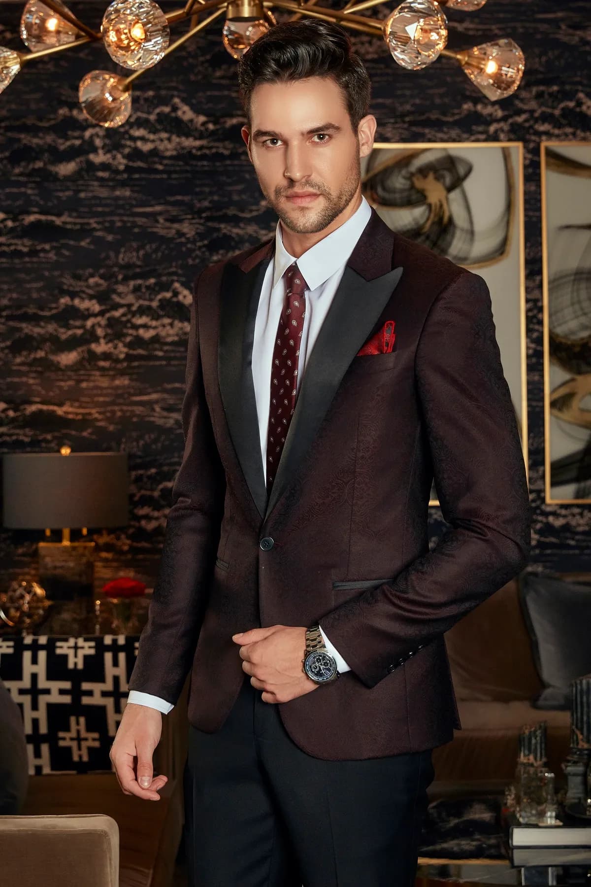 Blazer nhung đỏ rượu ve satin đen, cà vạt họa tiết, khăn cài túi đỏ