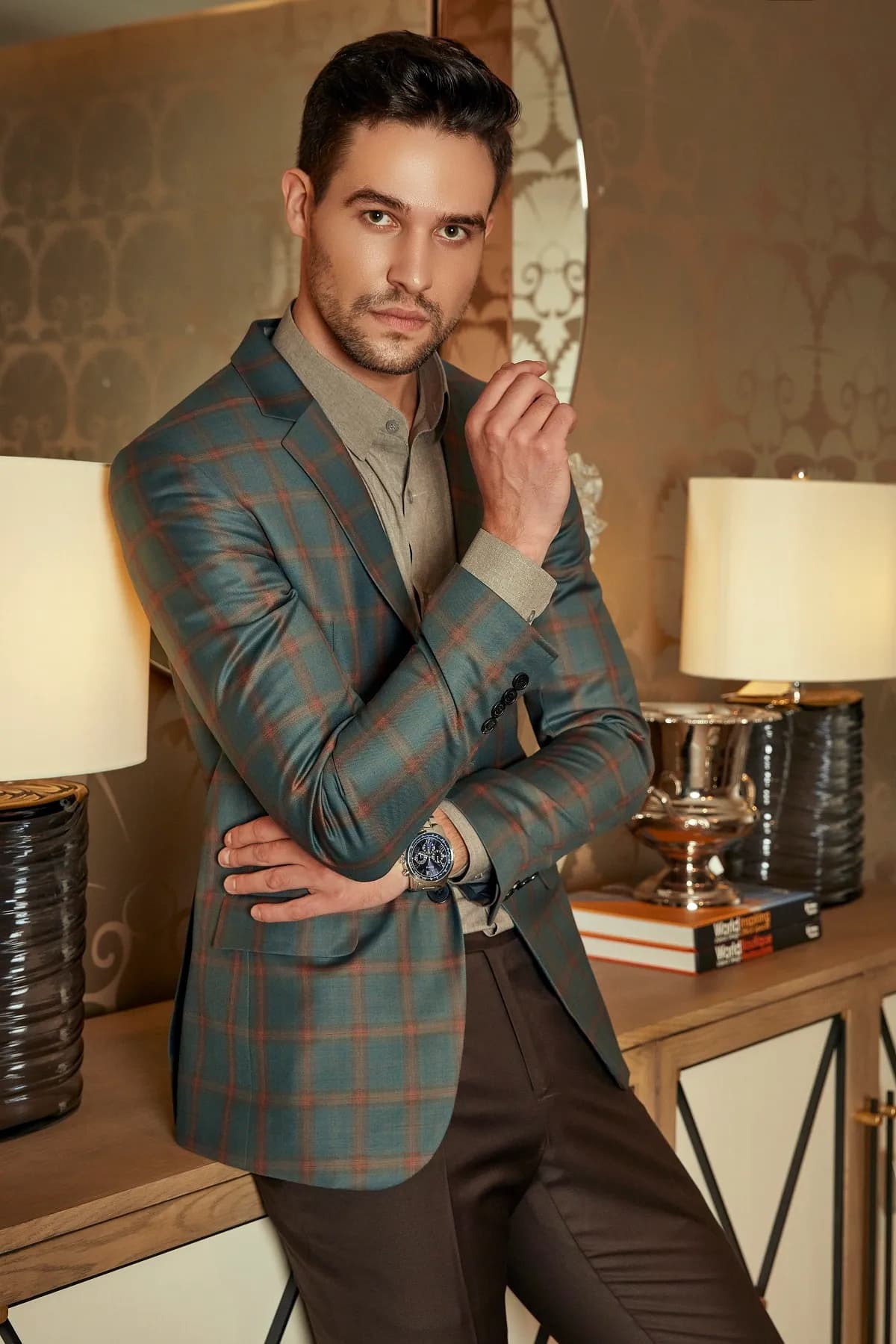 Blazer kẻ ô xanh rêu phối quần nâu, tựa tủ cạnh đèn bàn