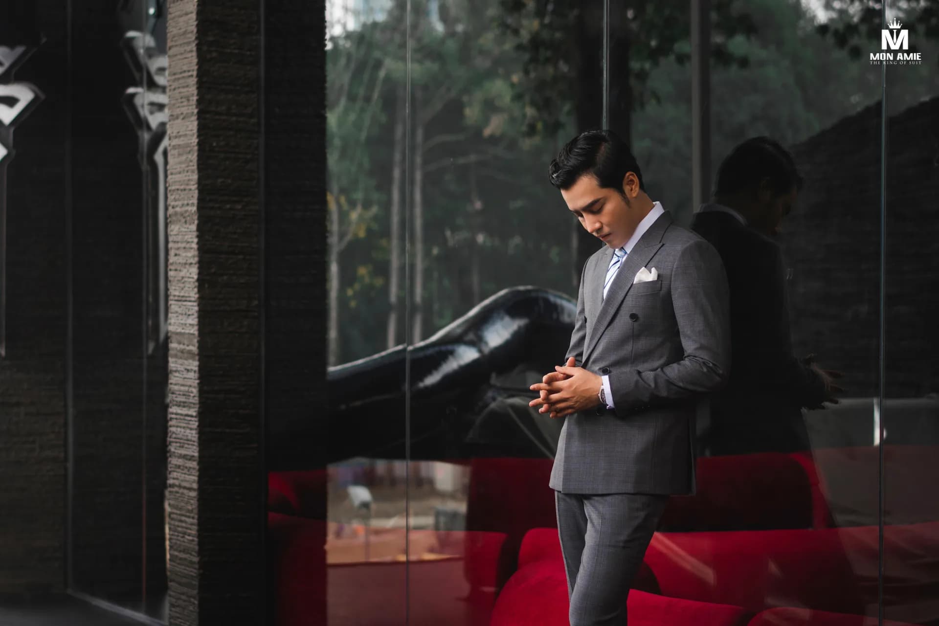Suit kẻ ô ghi cùng kính râm giữa phố Sài Gòn, trời trong nắng đẹp