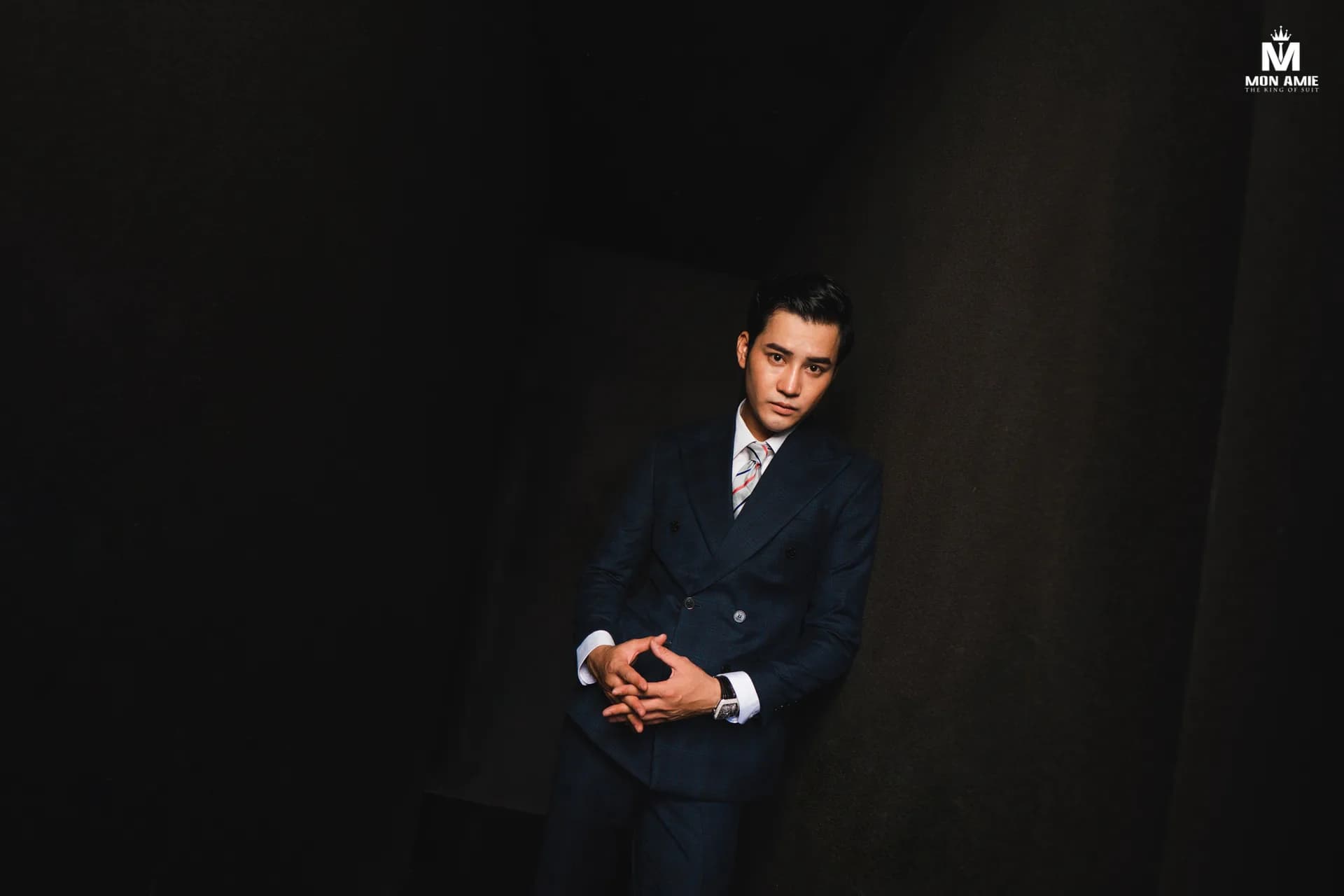 Suit kẻ ô ghi ngồi bậc thềm, sơ mi trắng và cà vạt sọc