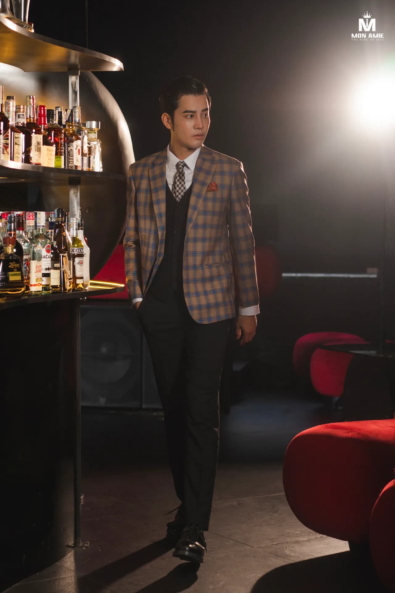 Suit xanh navy dáng nghiêng, chi tiết gilet ba khuy và ghim cài áo