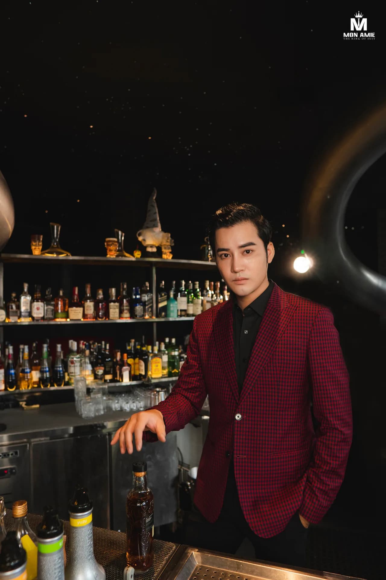 Suit ghi một hàng khuy, cà vạt chấm bi và ghim cài áo tinh tế