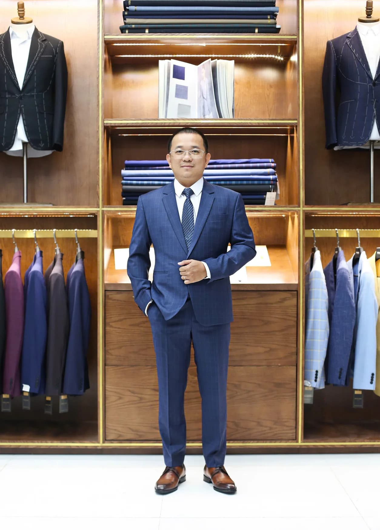 Doanh nhân vest xanh navy kẻ ô, cà vạt xanh chấm bi