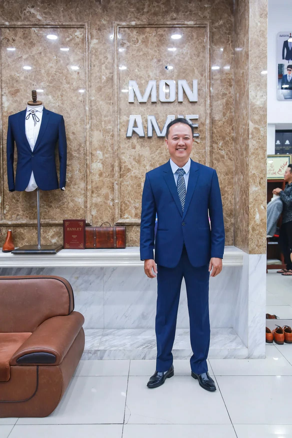 Quý ông cười tươi vest navy, cà vạt xanh hoạ tiết