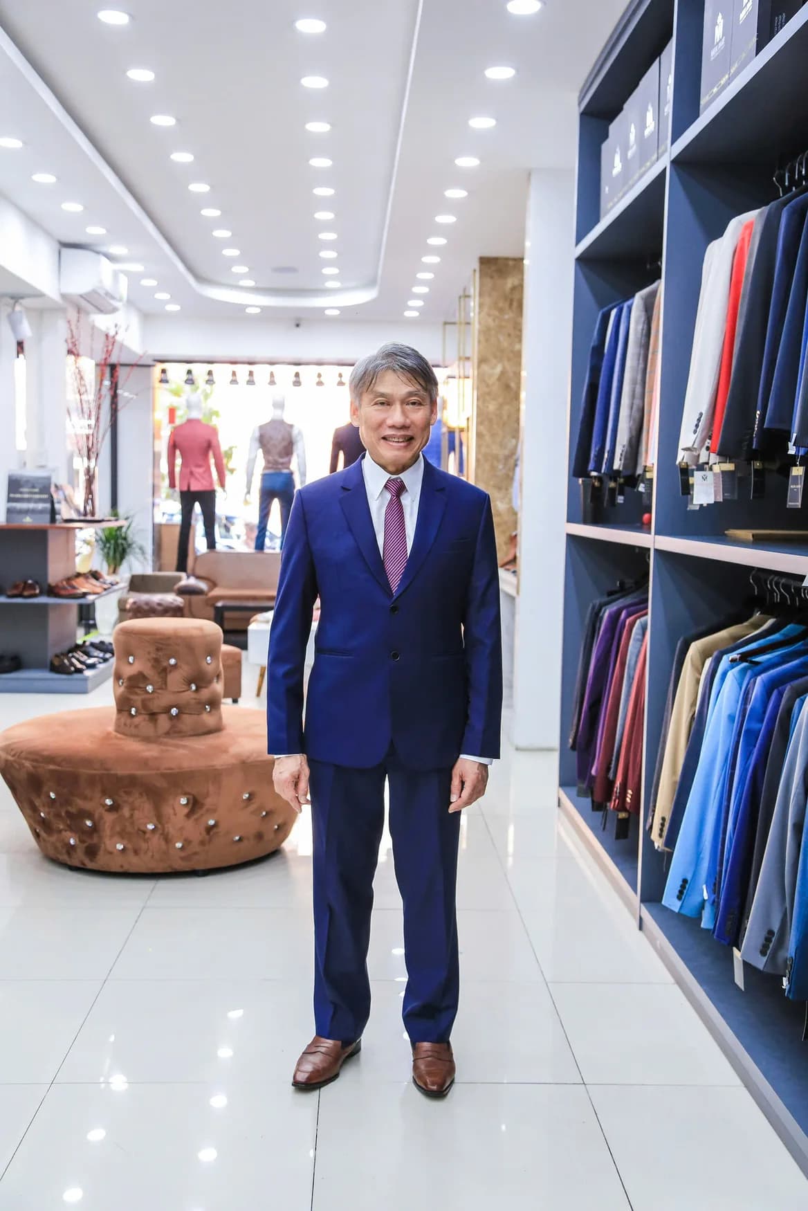 Quý ông cười tươi, vest xanh coban, cà vạt đỏ